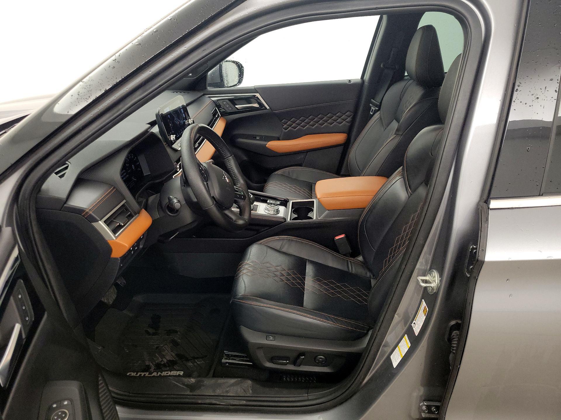 Thumbnail: 2023 Mitsubishi Outlander - 11