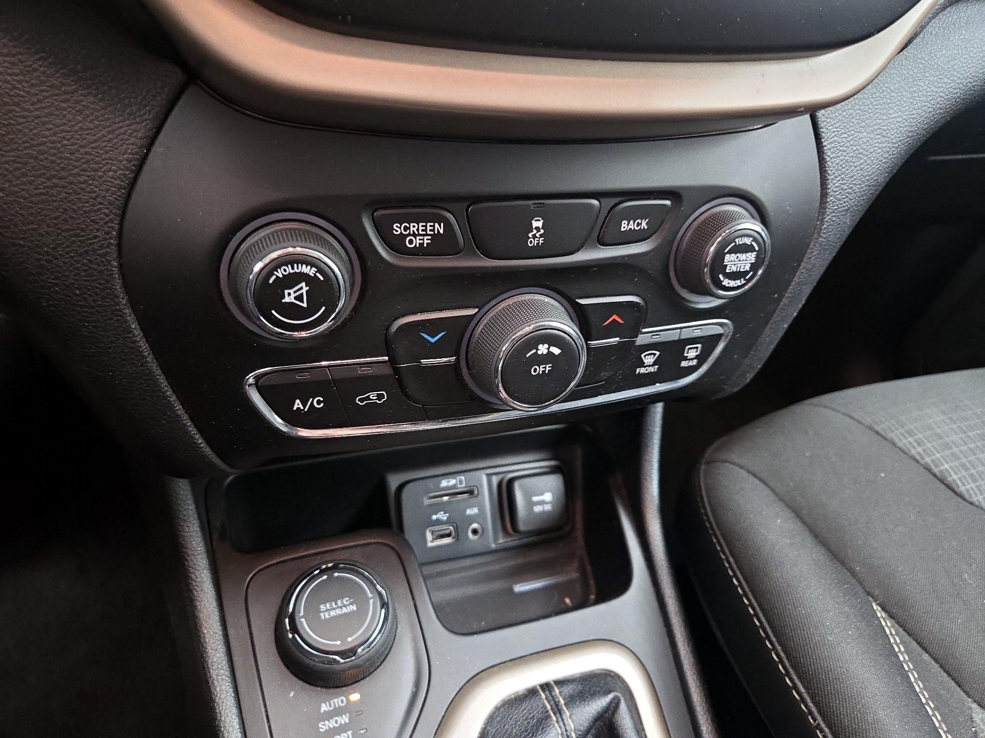 Thumbnail: 2015 Jeep Cherokee - 16