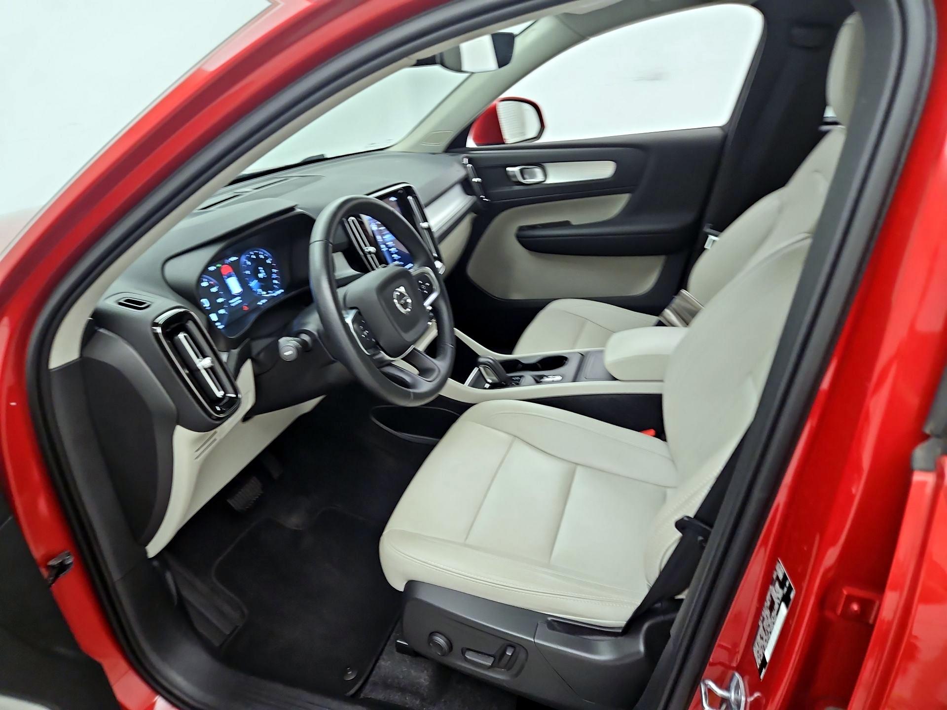 Thumbnail: 2021 Volvo XC40 - 11