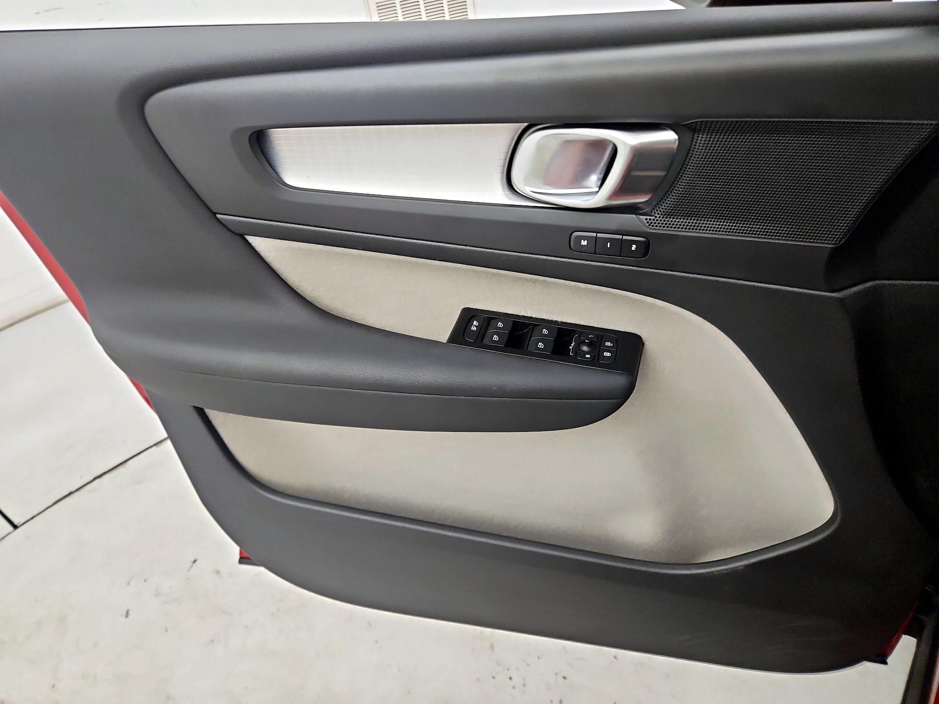 Thumbnail: 2021 Volvo XC40 - 12