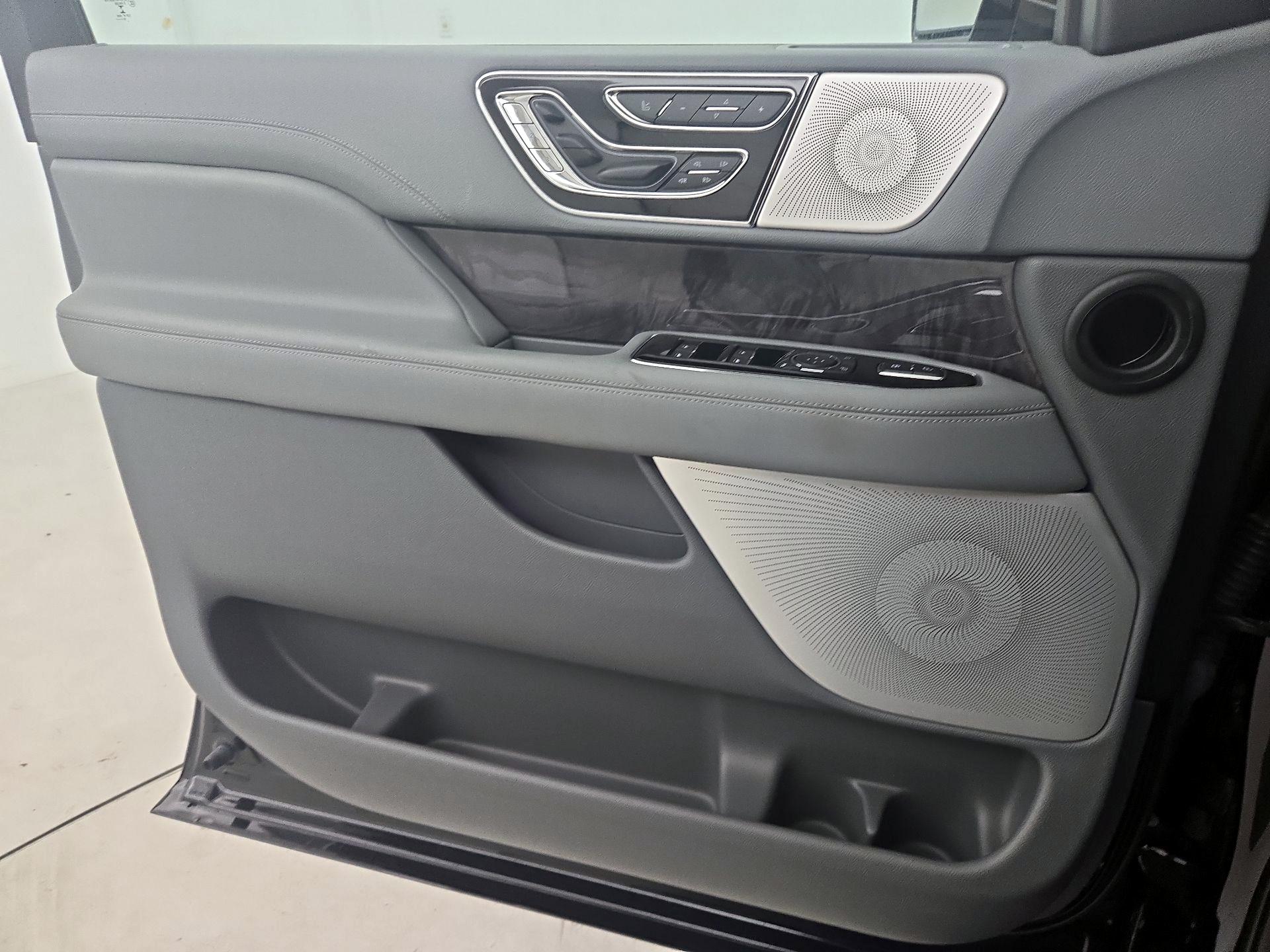 Thumbnail: 2018 Lincoln Navigator L - 12
