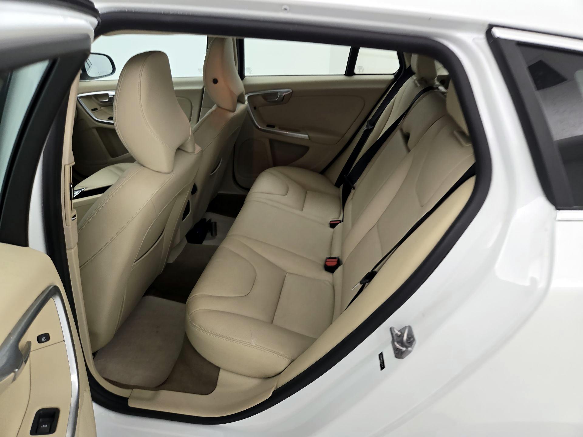 Thumbnail: 2015 Volvo V60 - 10