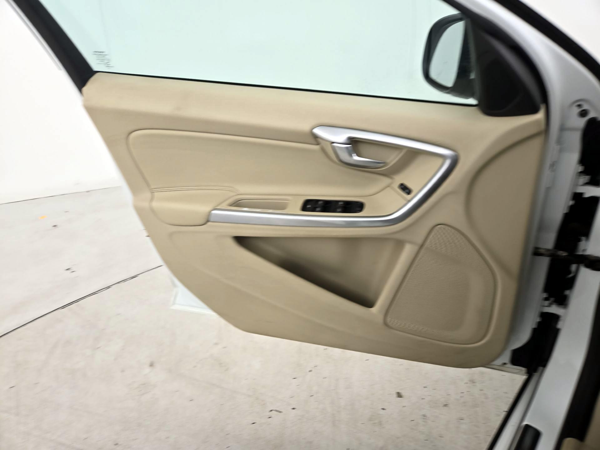 Thumbnail: 2015 Volvo V60 - 12