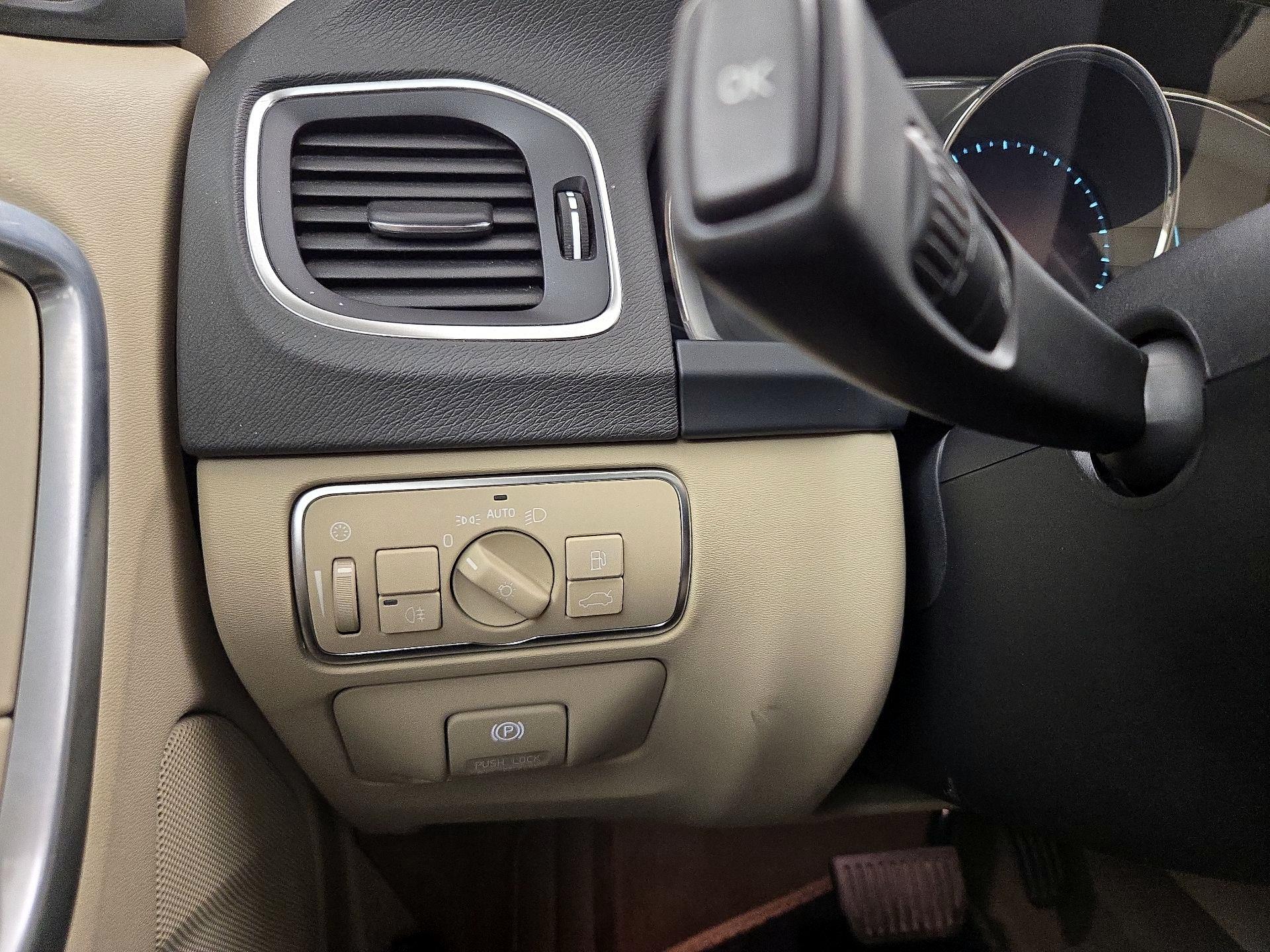 Thumbnail: 2015 Volvo V60 - 13