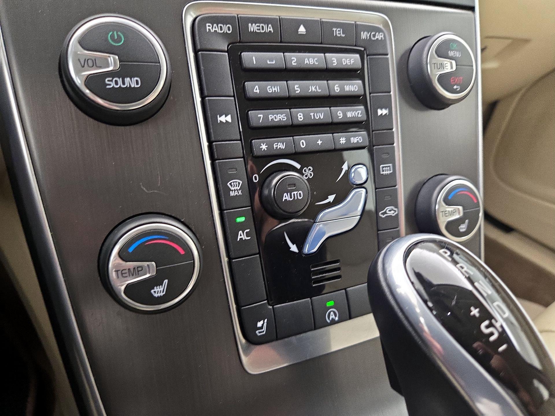 Thumbnail: 2015 Volvo V60 - 15