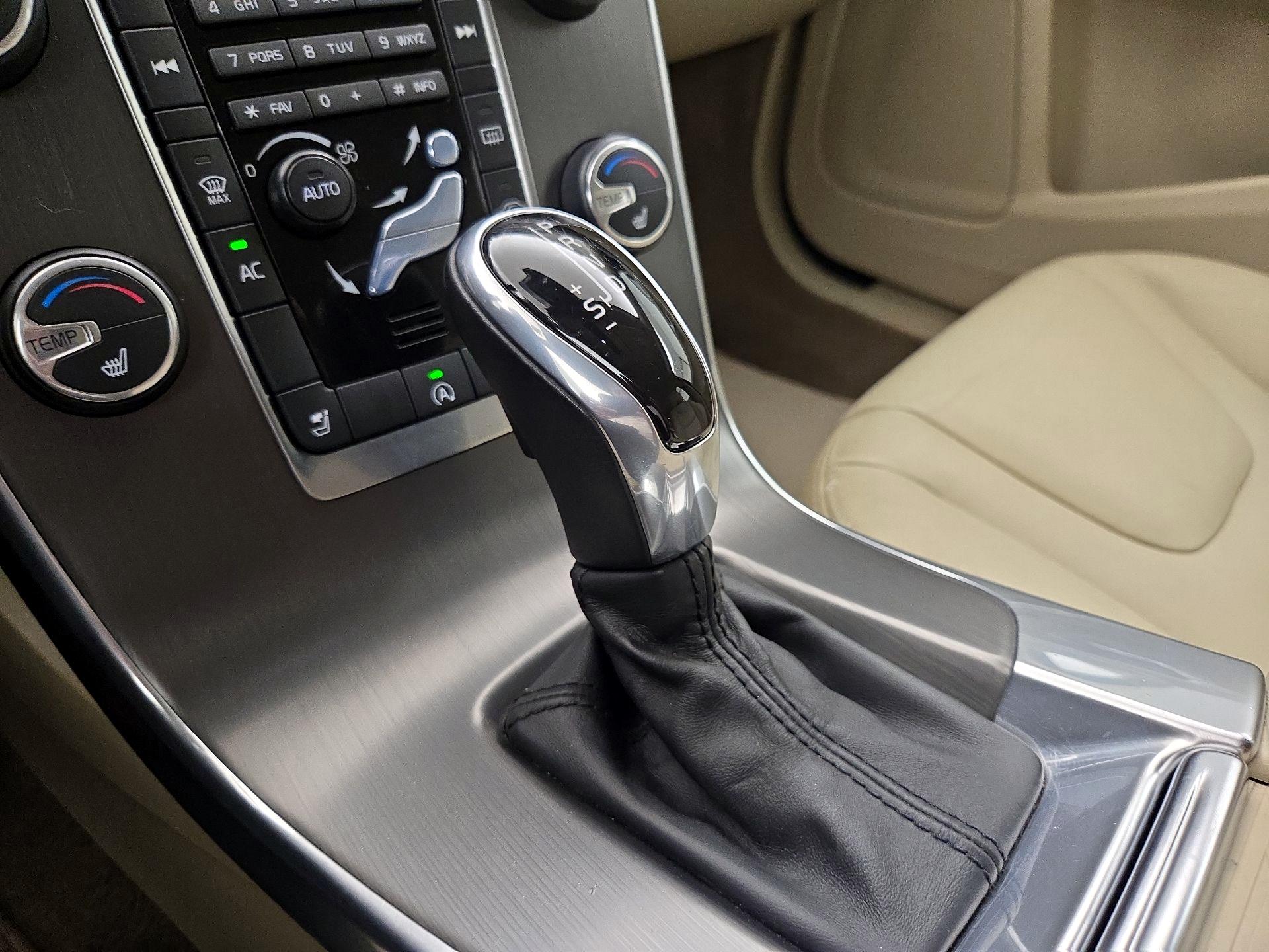 Thumbnail: 2015 Volvo V60 - 16