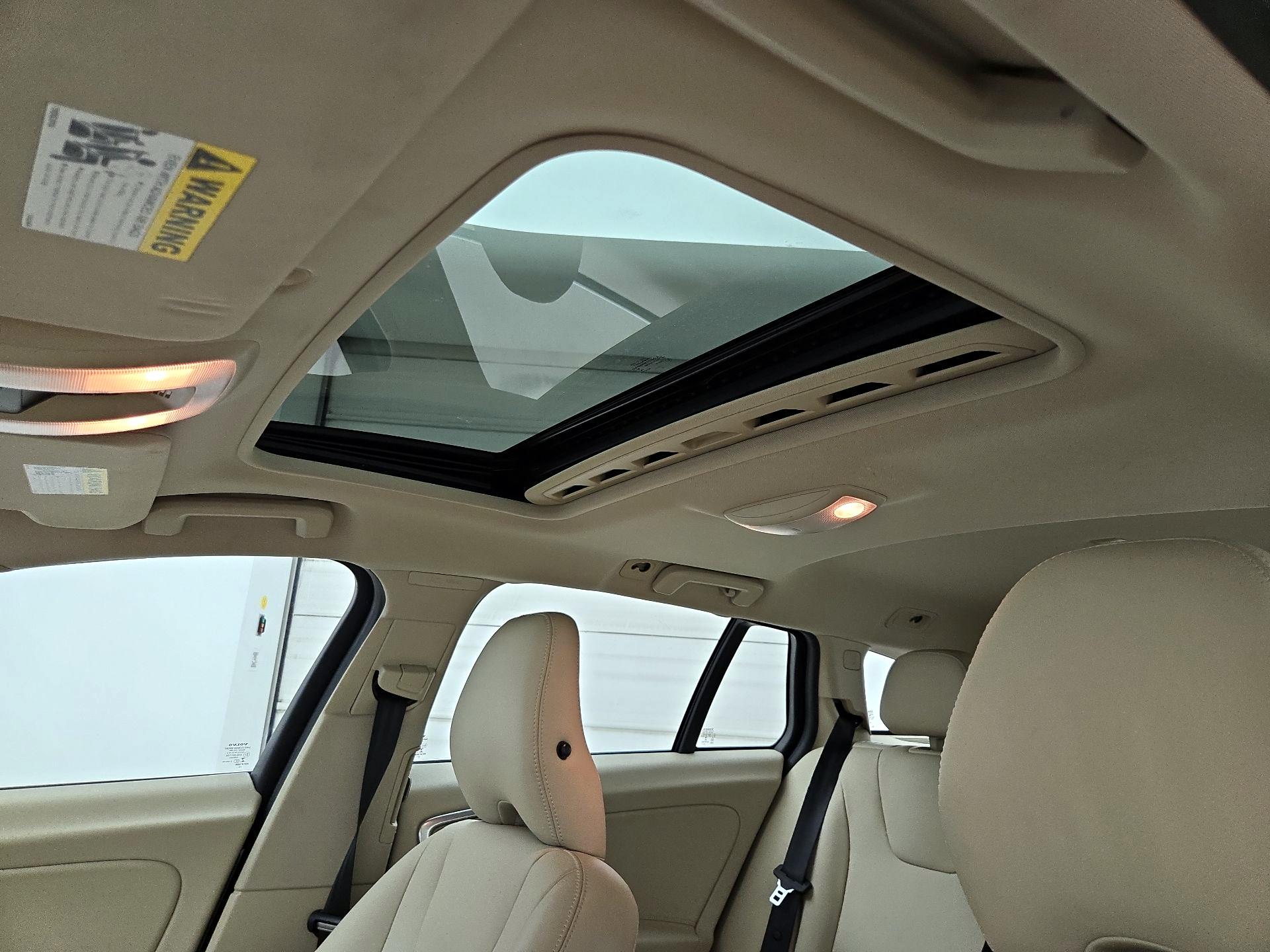 Thumbnail: 2015 Volvo V60 - 18