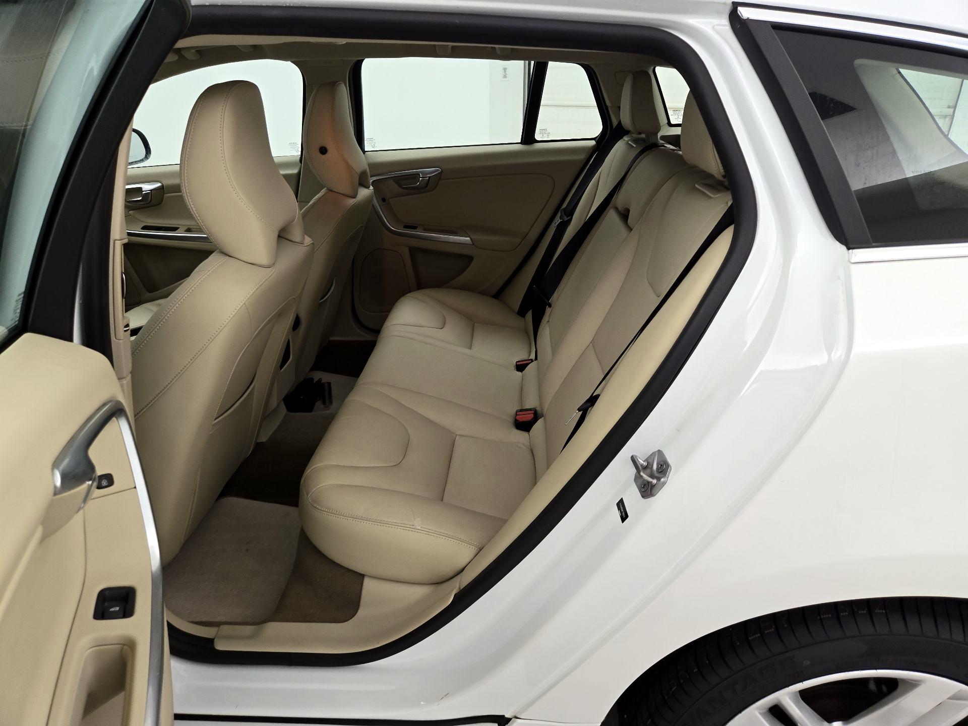 Thumbnail: 2015 Volvo V60 - 19