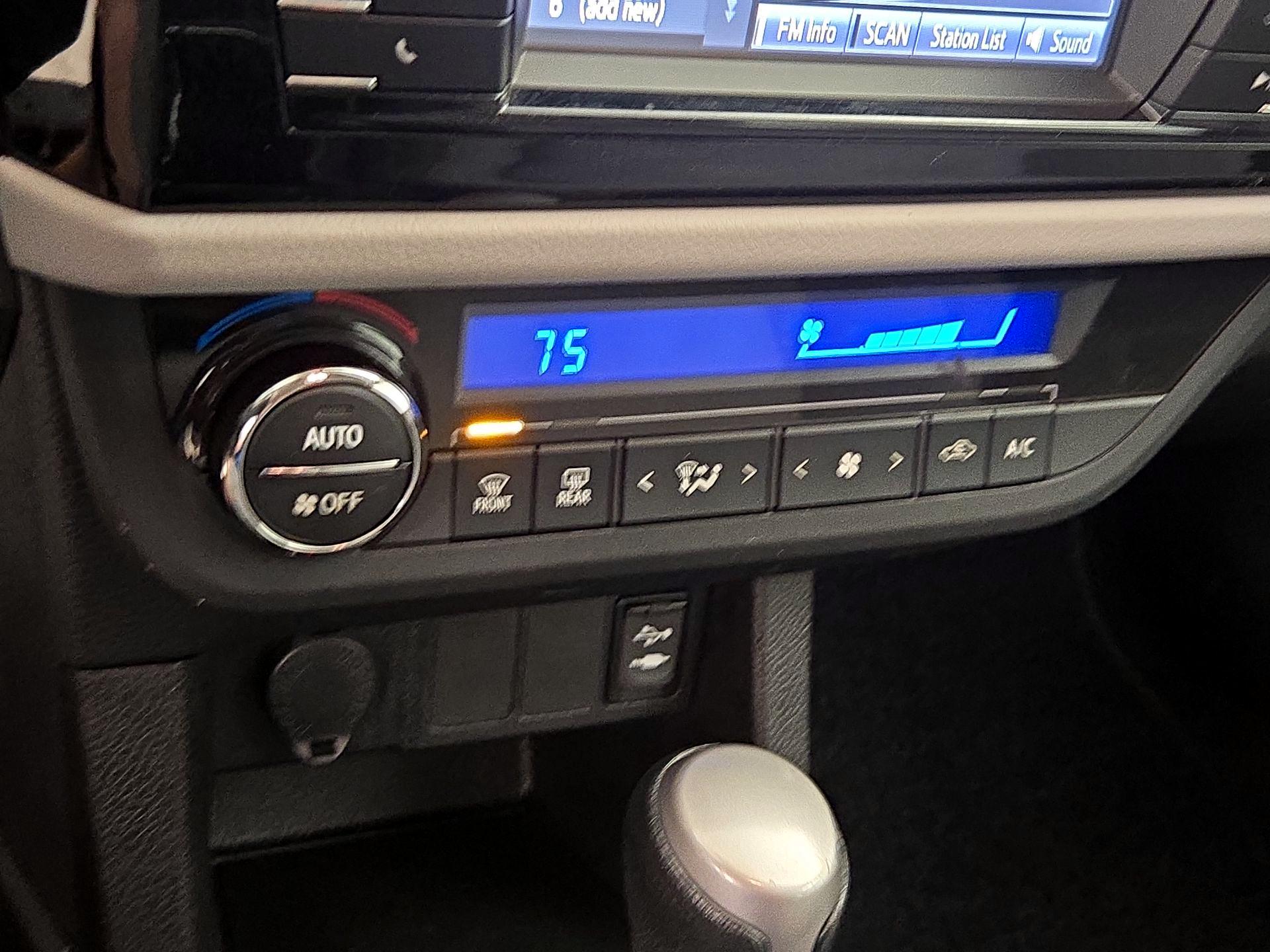 Thumbnail: 2014 Toyota Corolla - 16