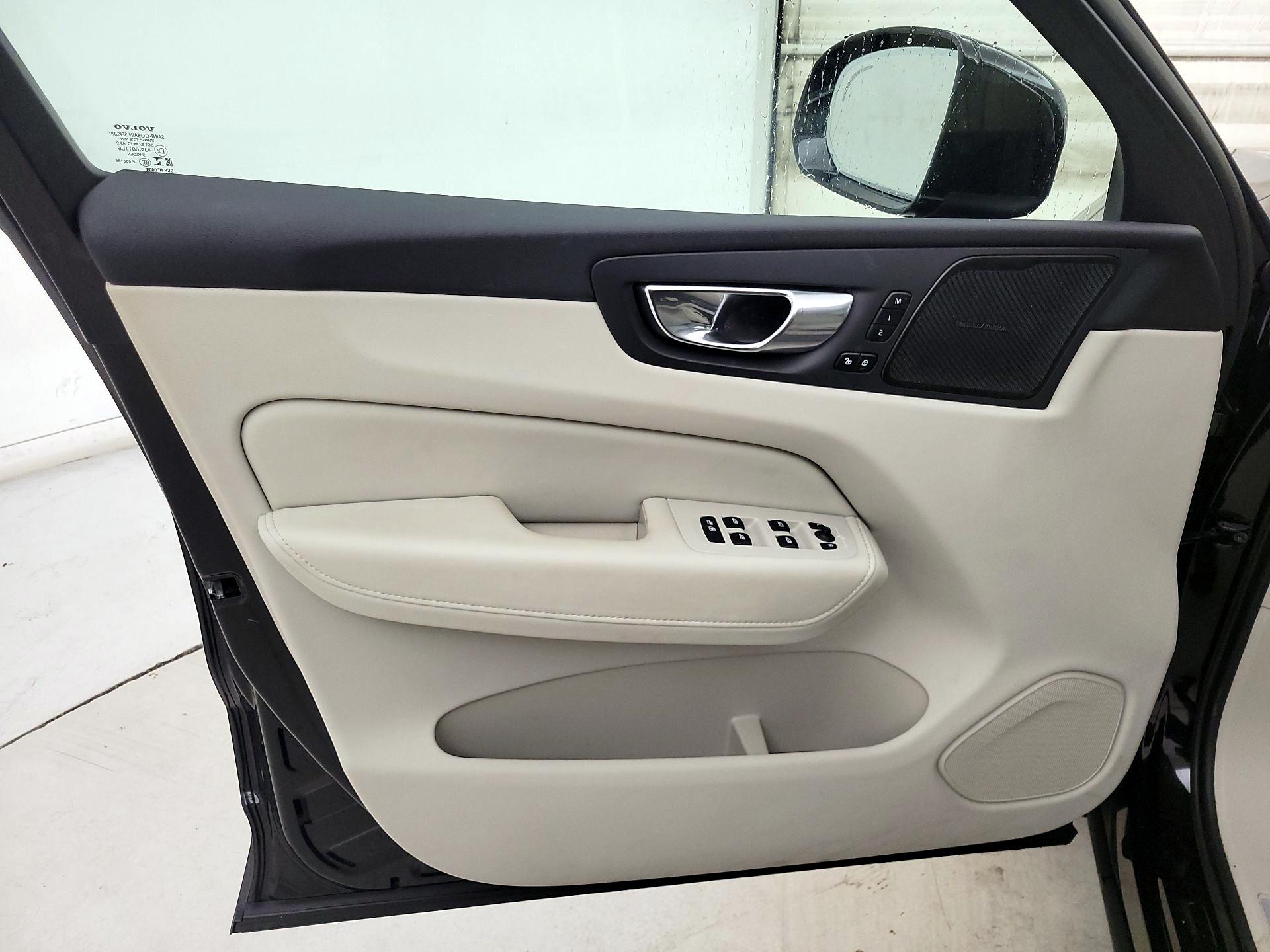 Thumbnail: 2022 Volvo XC60 - 12