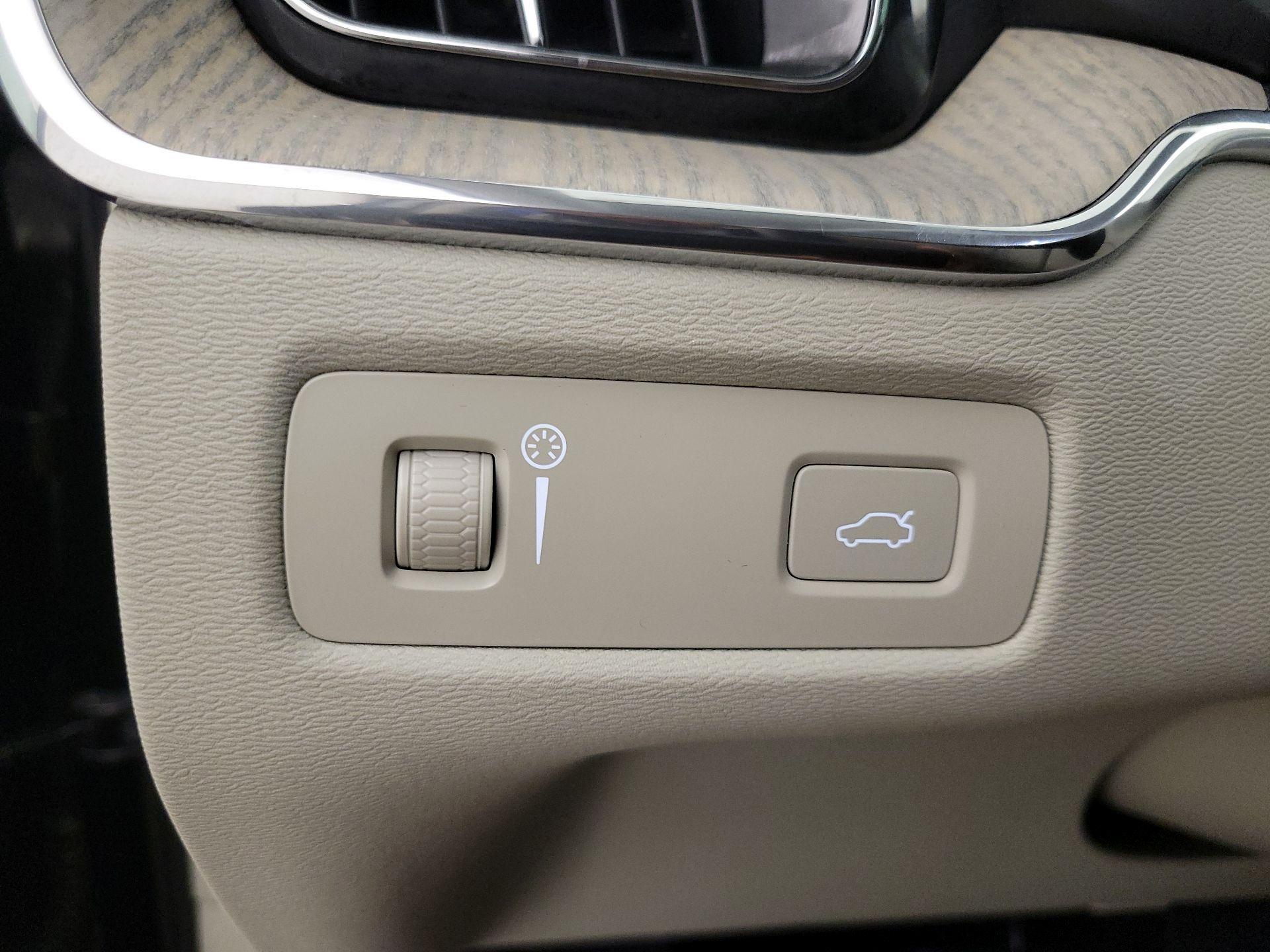 Thumbnail: 2022 Volvo XC60 - 13