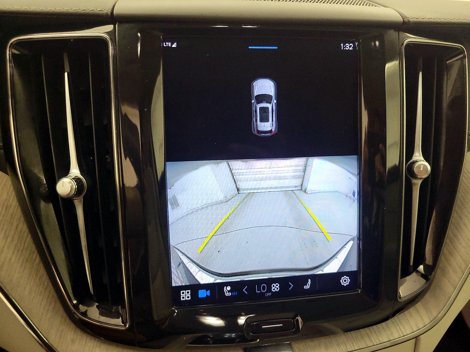 Thumbnail: 2022 Volvo XC60 - 14