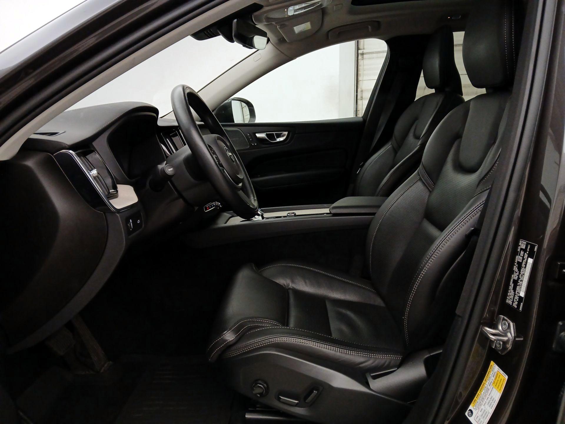 Thumbnail: 2022 Volvo XC60 - 11