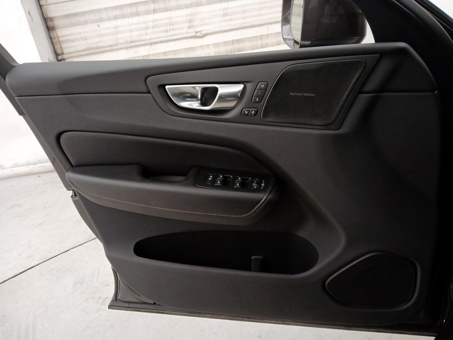Thumbnail: 2022 Volvo XC60 - 12