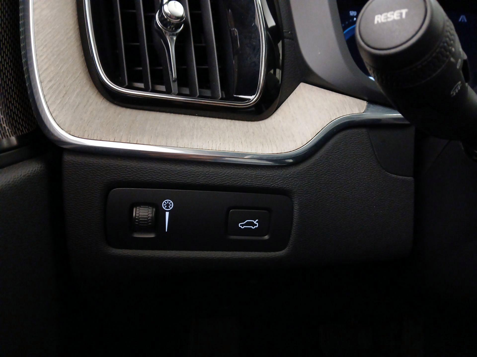 Thumbnail: 2022 Volvo XC60 - 13
