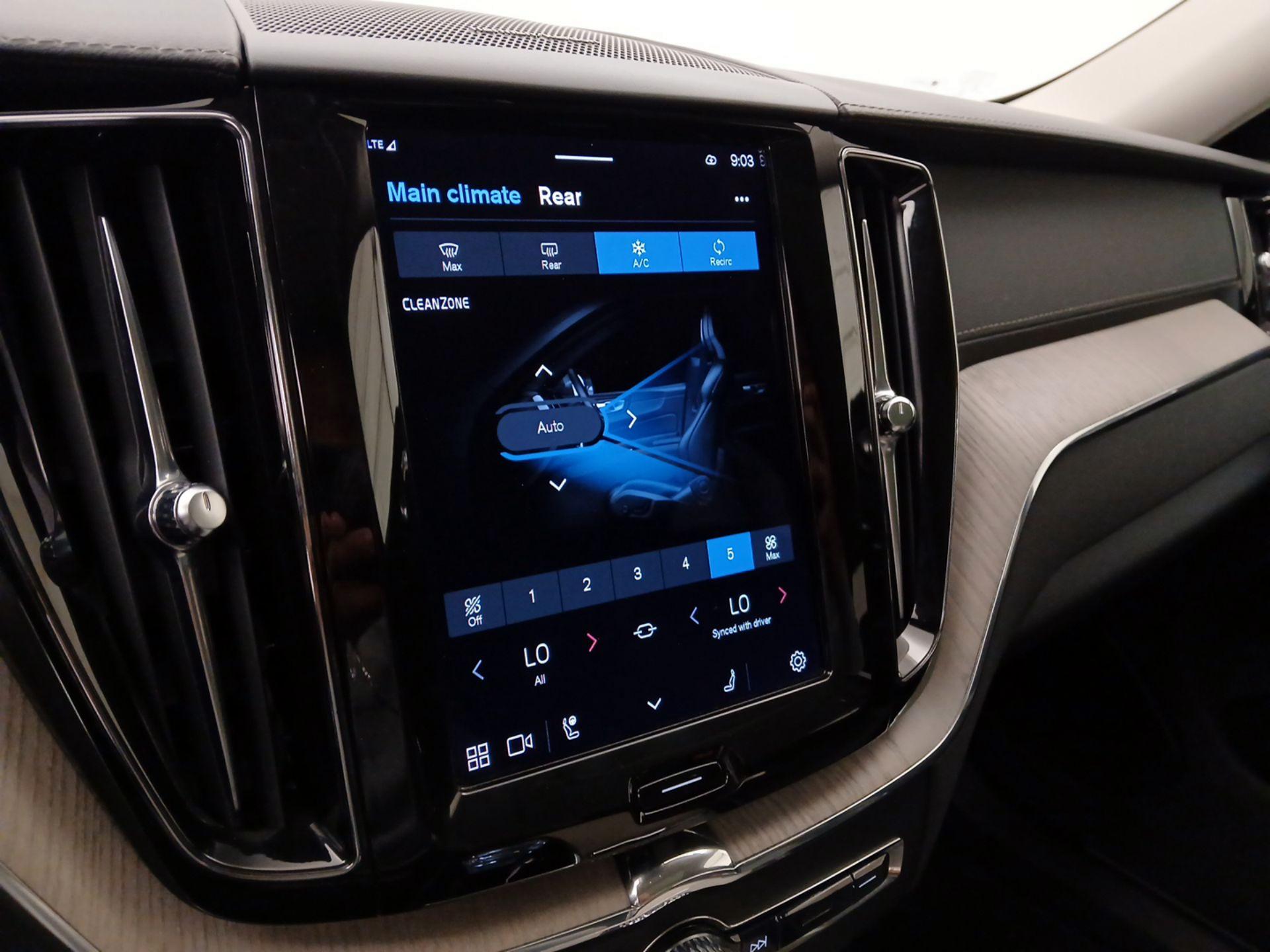 Thumbnail: 2022 Volvo XC60 - 16