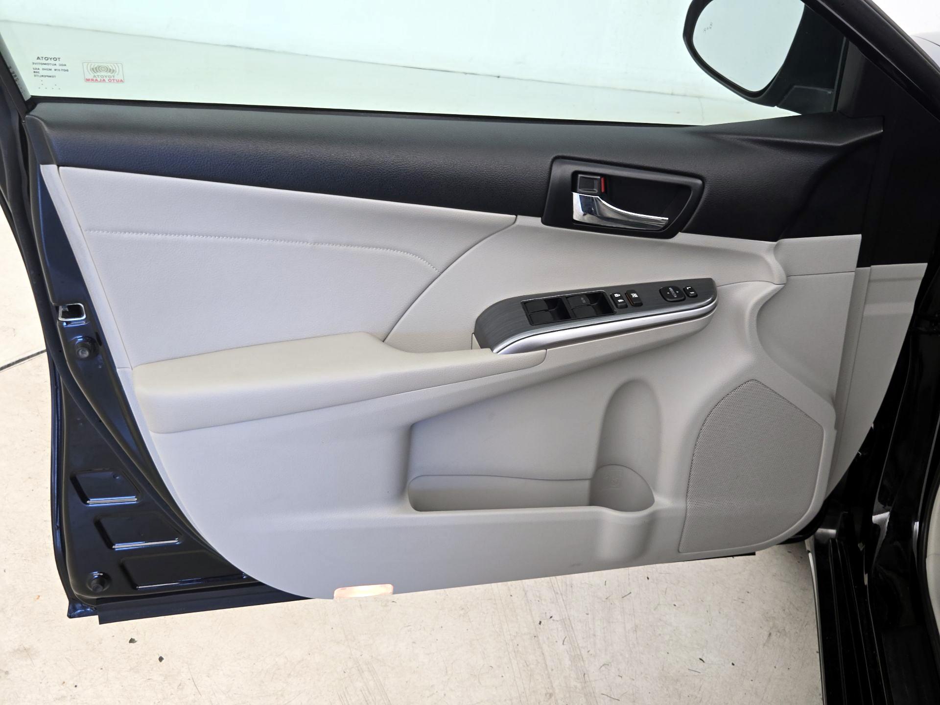 Thumbnail: 2014 Toyota Camry - 12