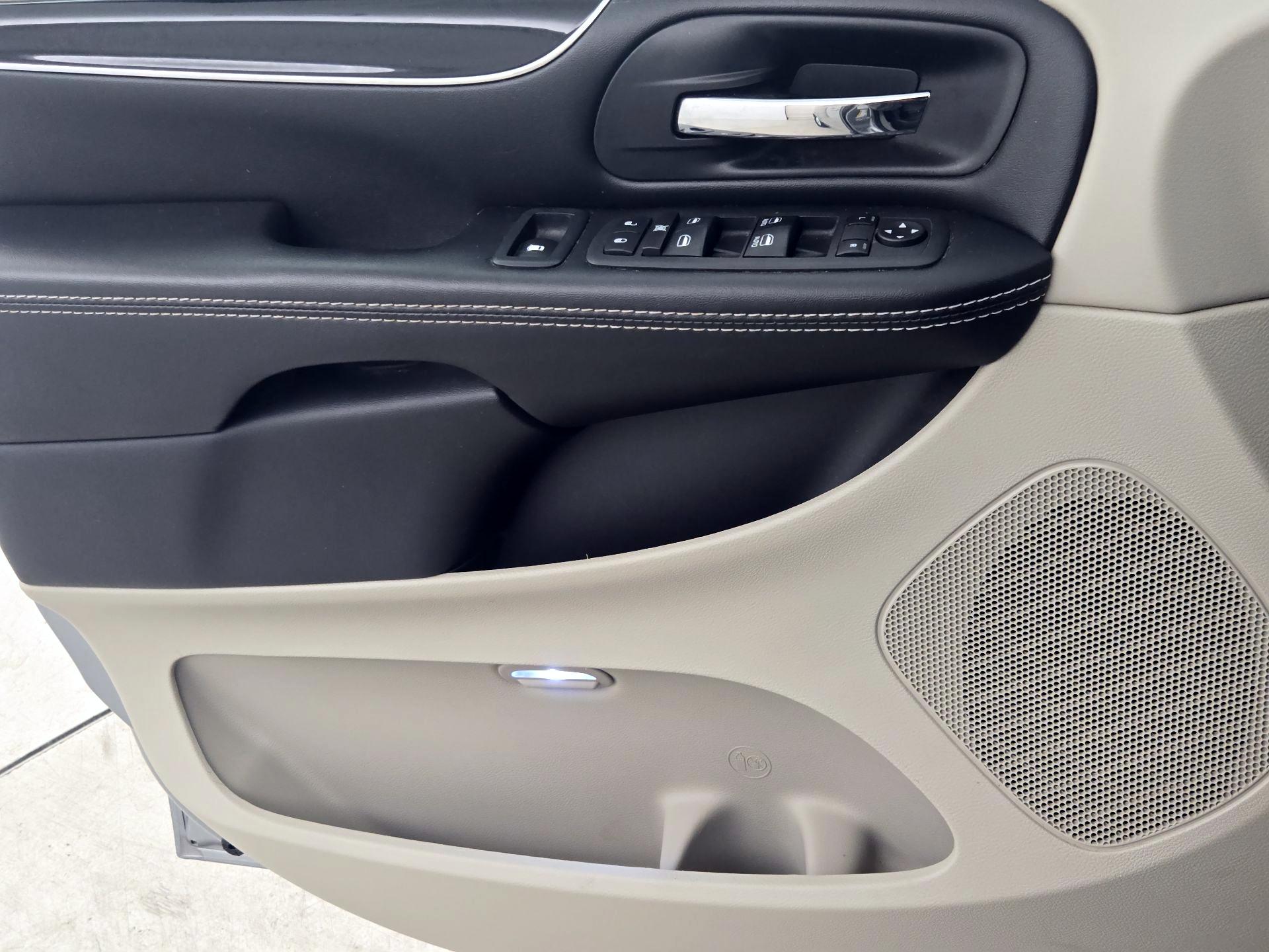 Thumbnail: 2019 Dodge Grand Caravan - 12