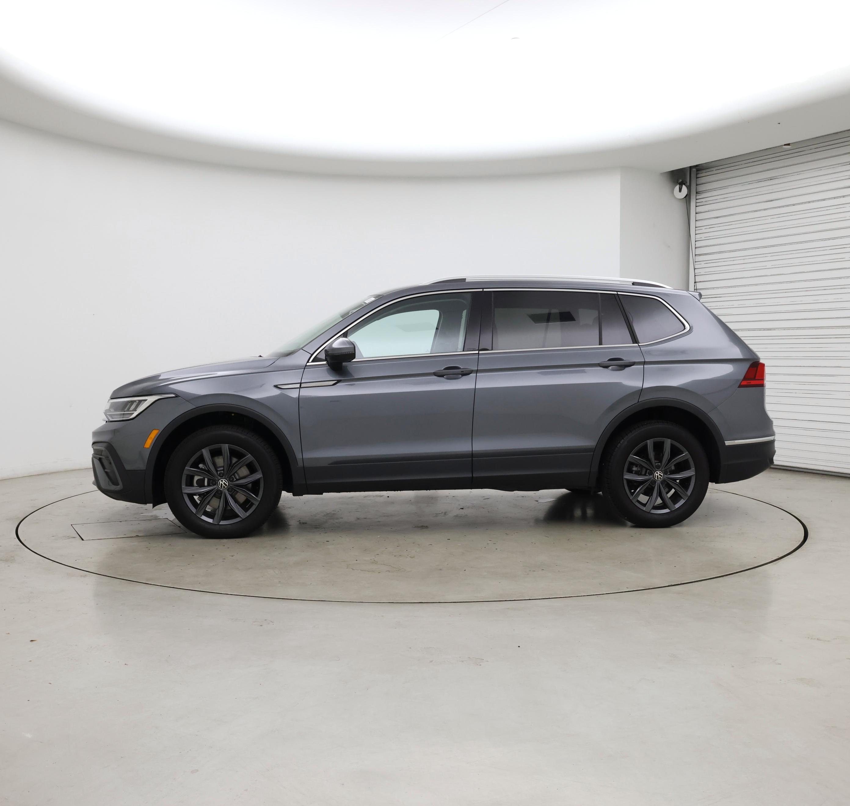 Thumbnail: 2023 Volkswagen Tiguan - 3