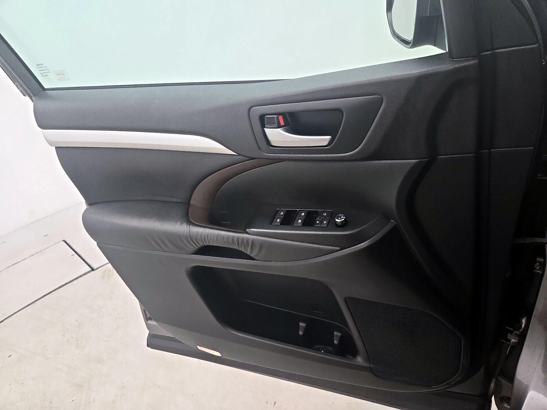 Thumbnail: 2016 Toyota Highlander - 12