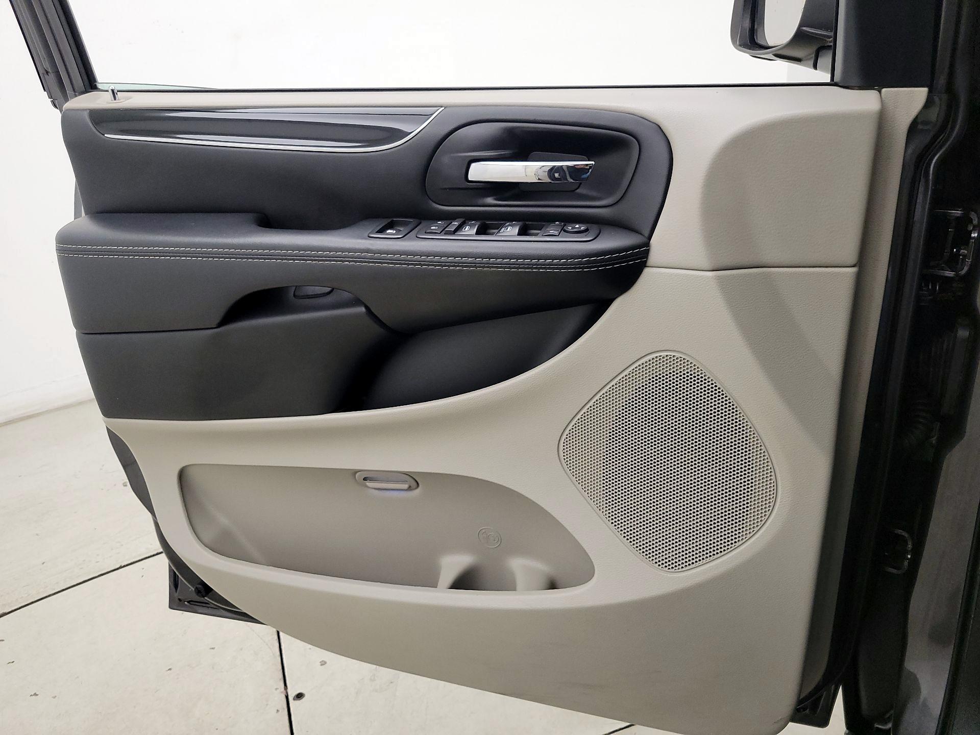 Thumbnail: 2018 Dodge Grand Caravan - 12
