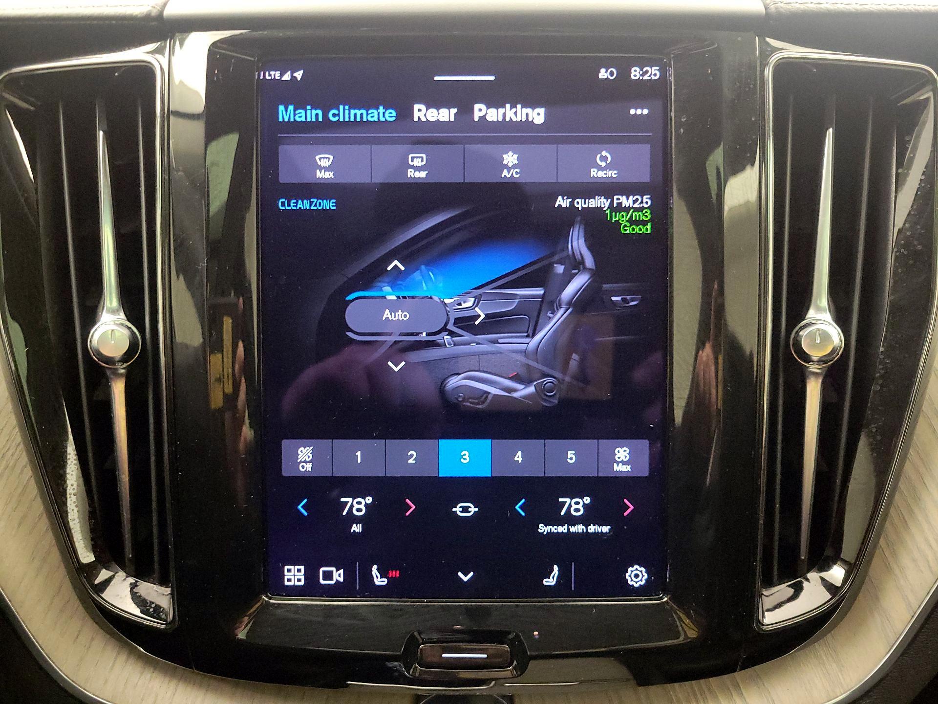 Thumbnail: 2022 Volvo XC60 - 17