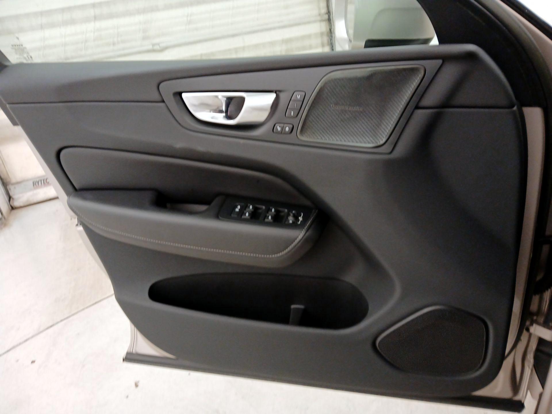 Thumbnail: 2023 Volvo XC60 - 12