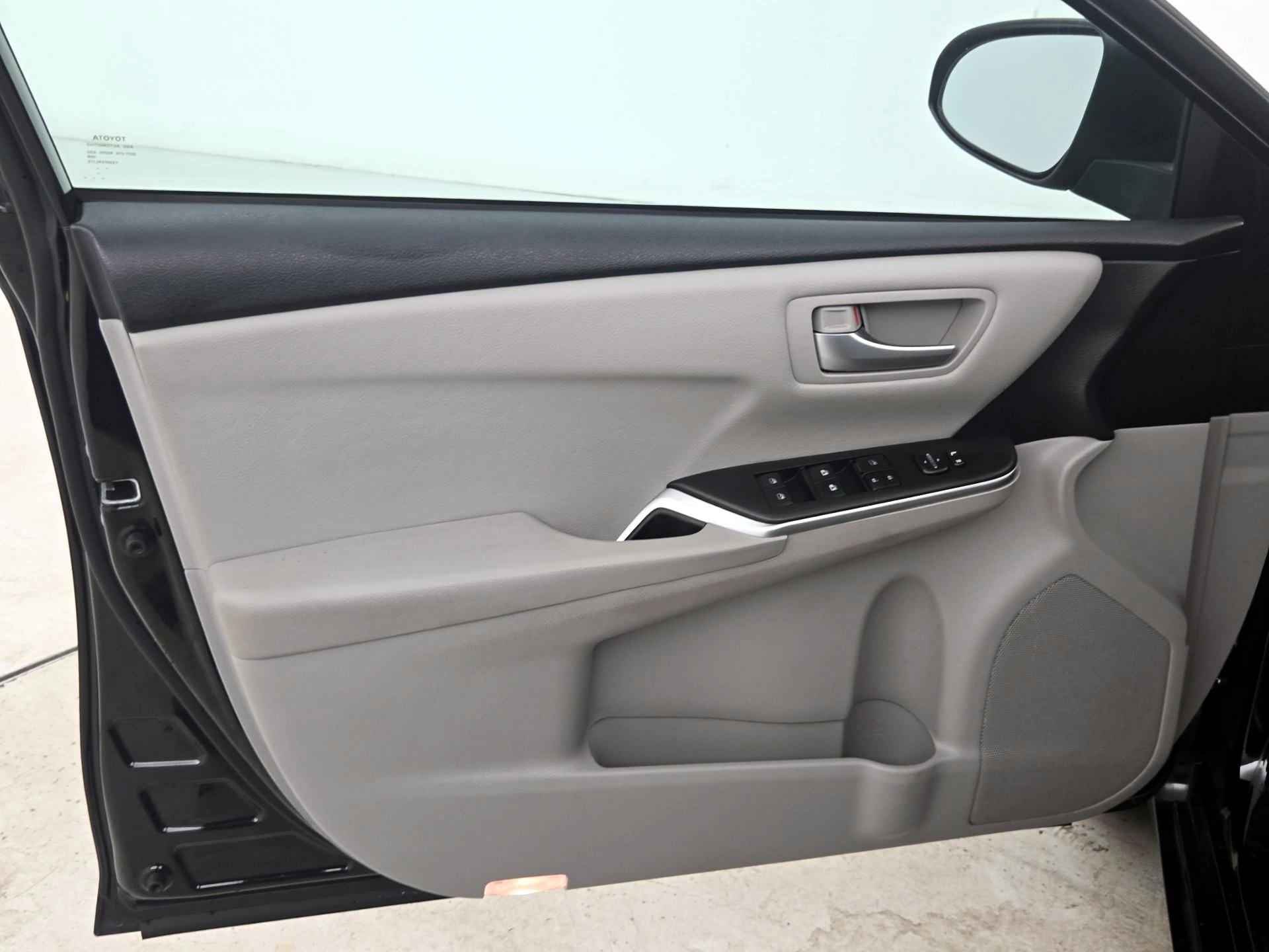 Thumbnail: 2016 Toyota Camry - 12