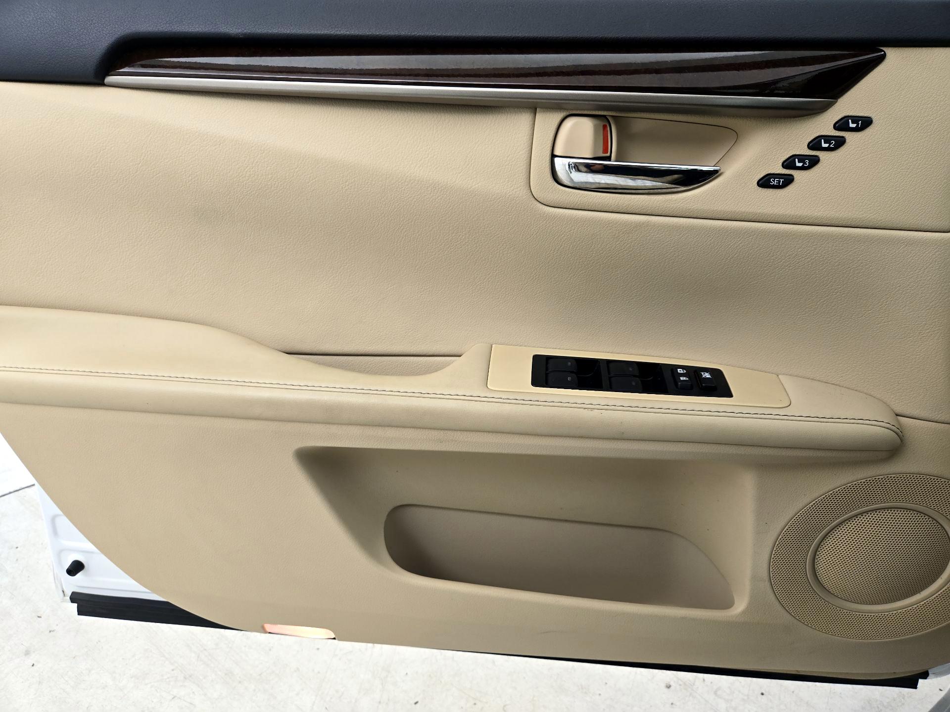 Thumbnail: 2014 Lexus ES - 12