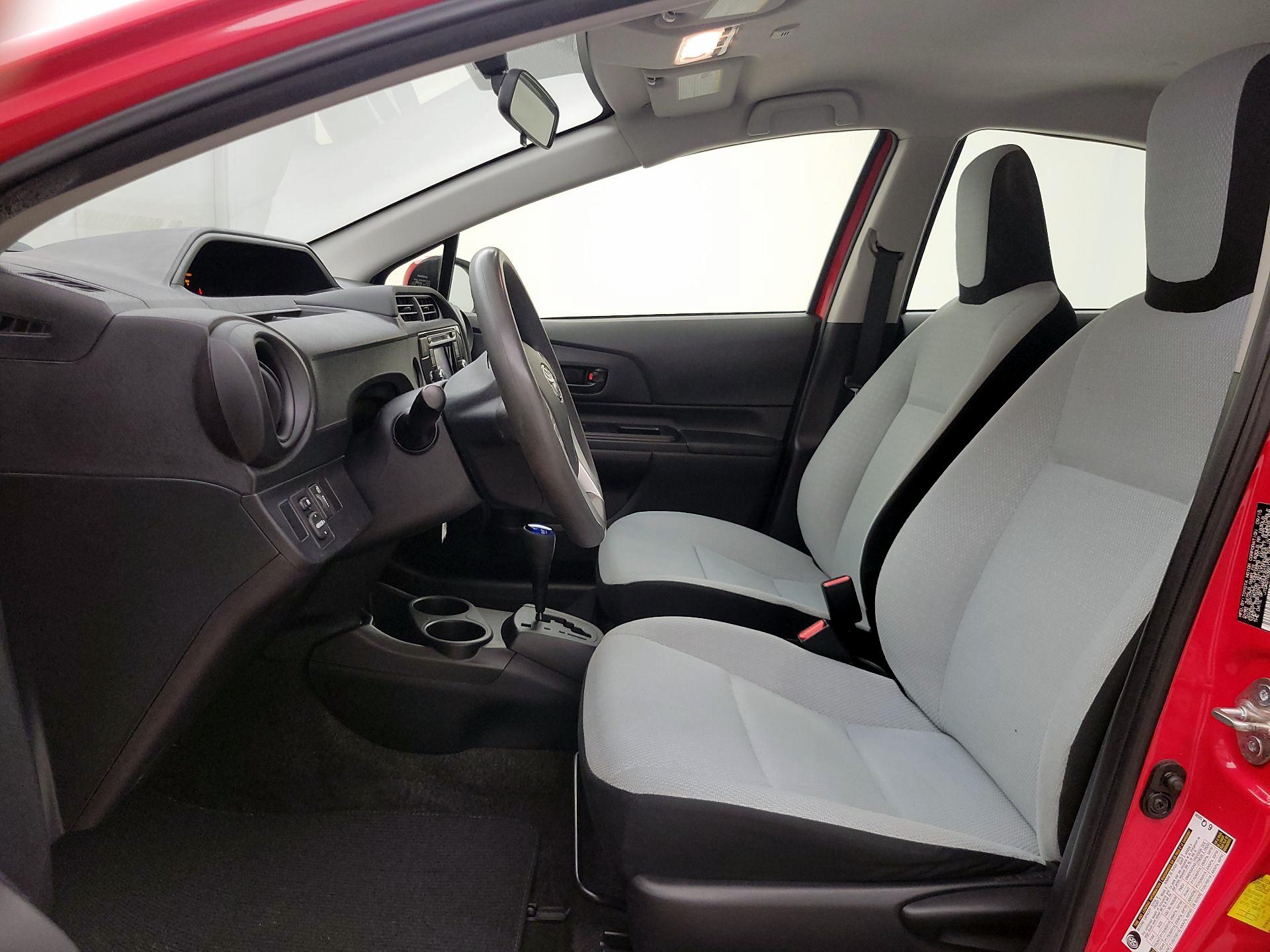 Thumbnail: 2015 Toyota Prius c - 11