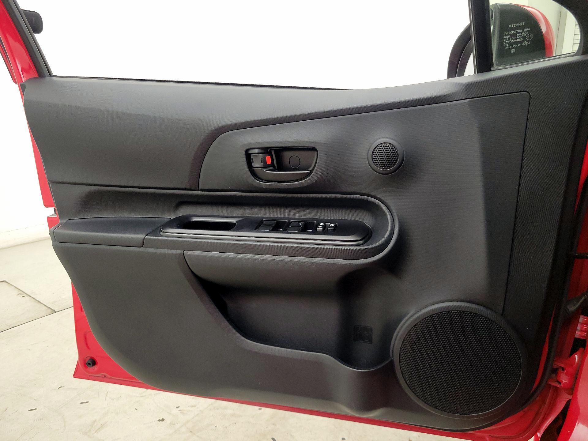 Thumbnail: 2015 Toyota Prius c - 12