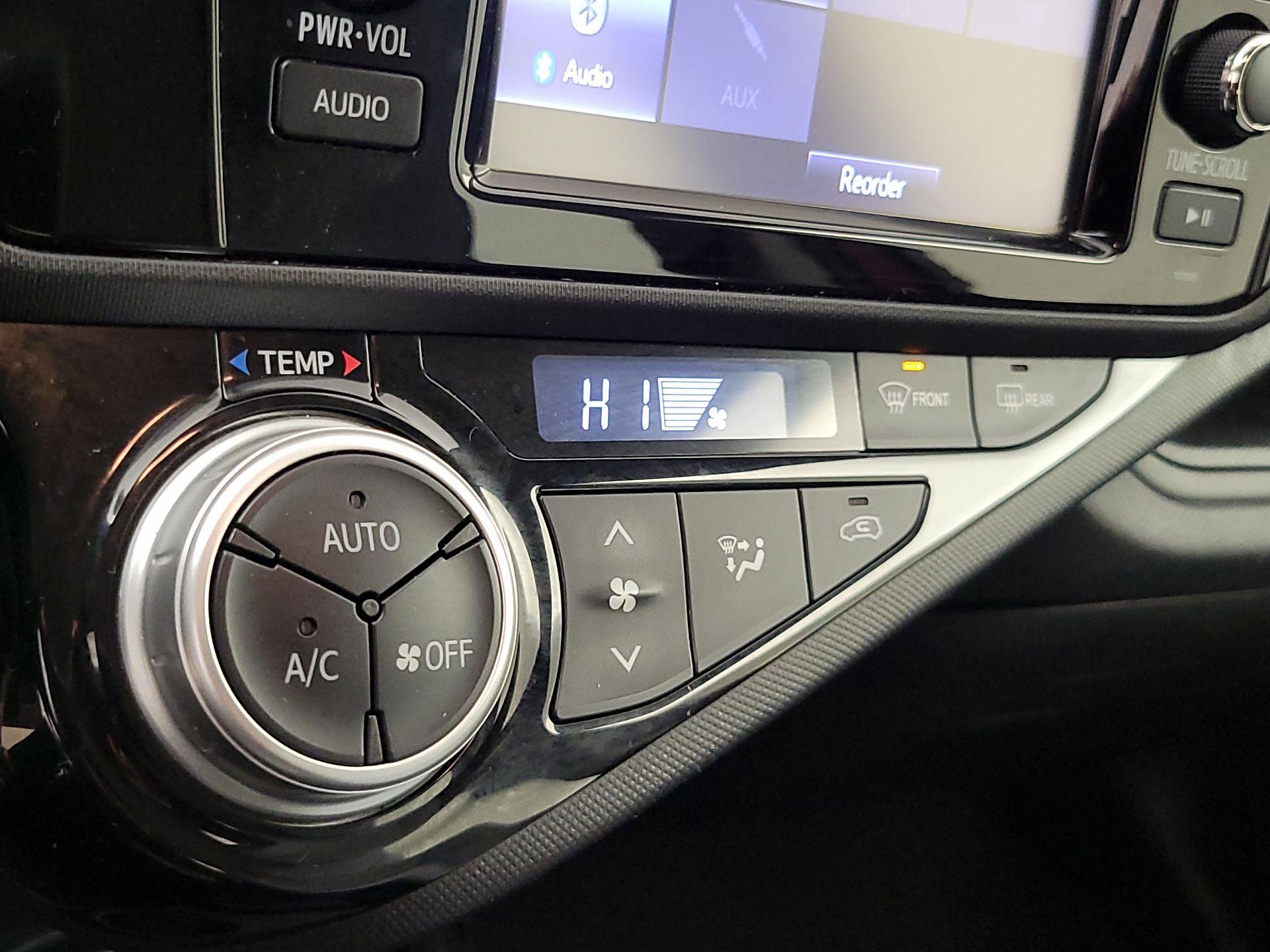 Thumbnail: 2015 Toyota Prius c - 15