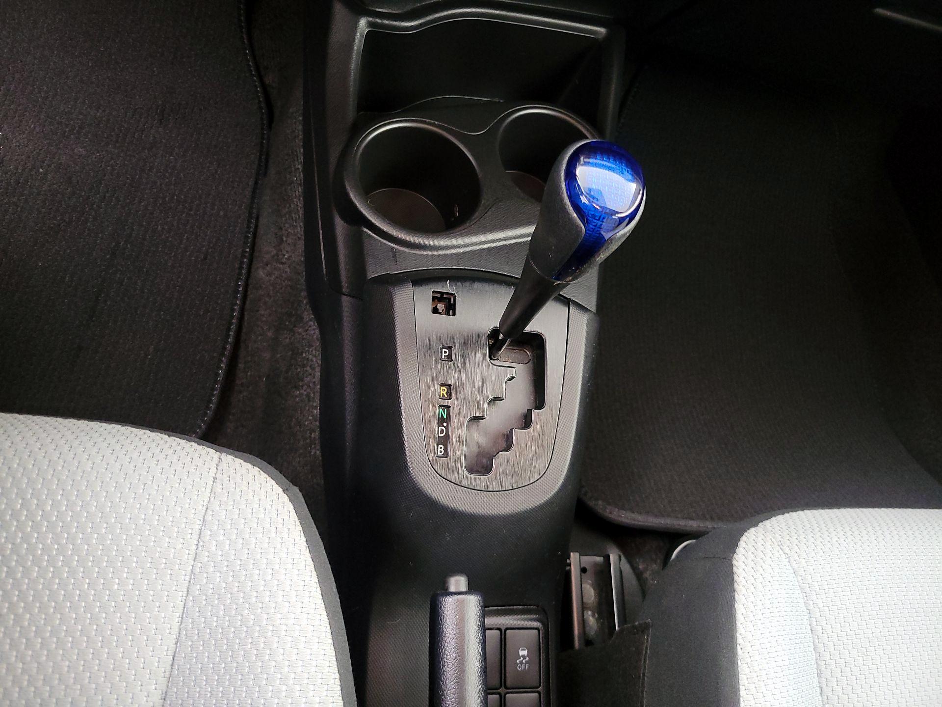 Thumbnail: 2015 Toyota Prius c - 16