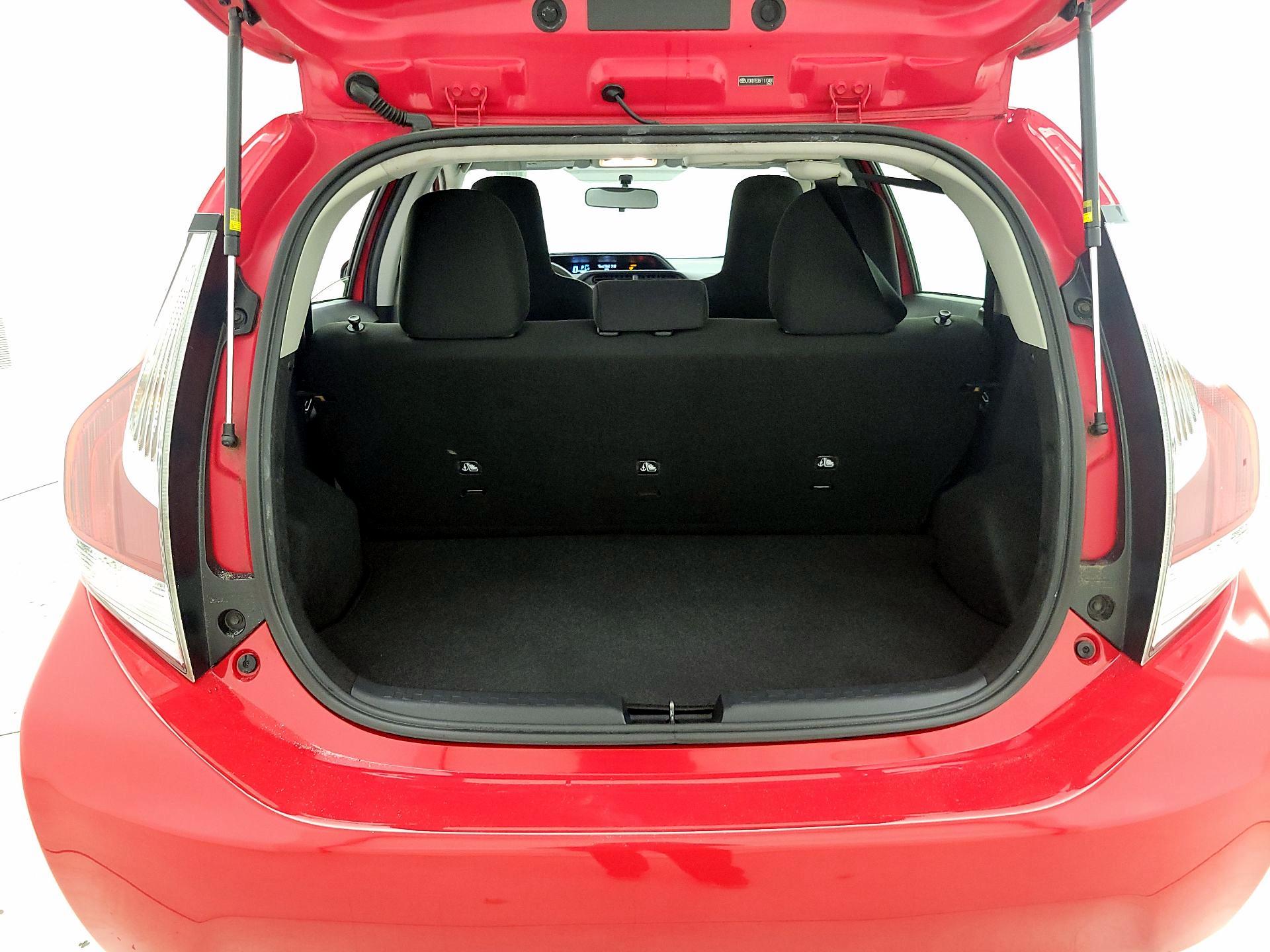 Thumbnail: 2015 Toyota Prius c - 18