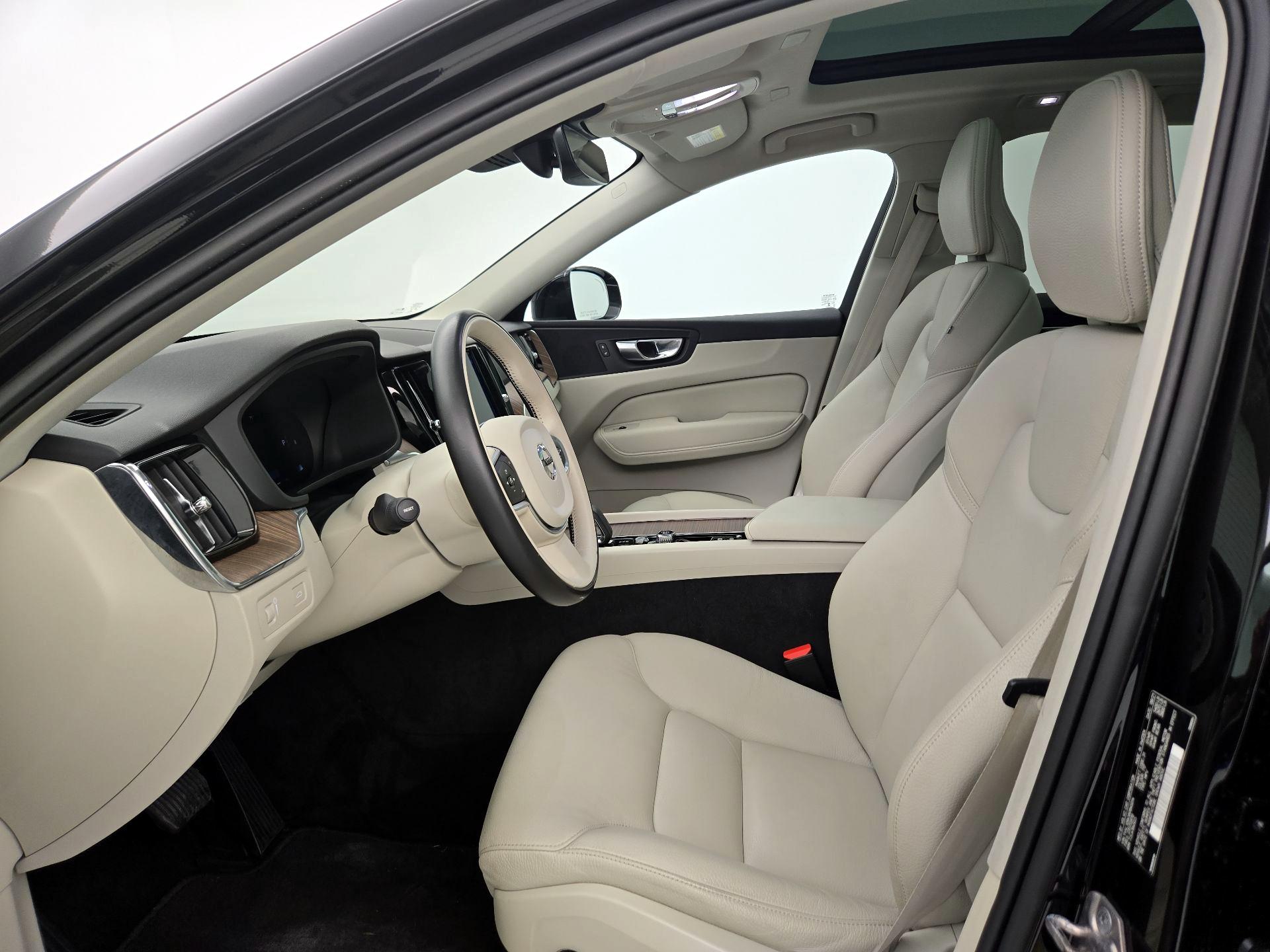Thumbnail: 2022 Volvo XC60 - 11