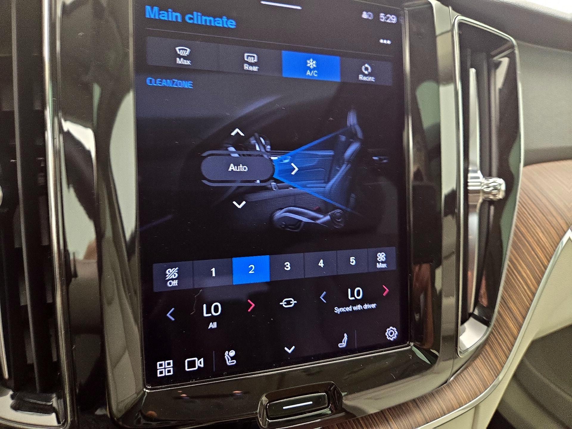 Thumbnail: 2022 Volvo XC60 - 17