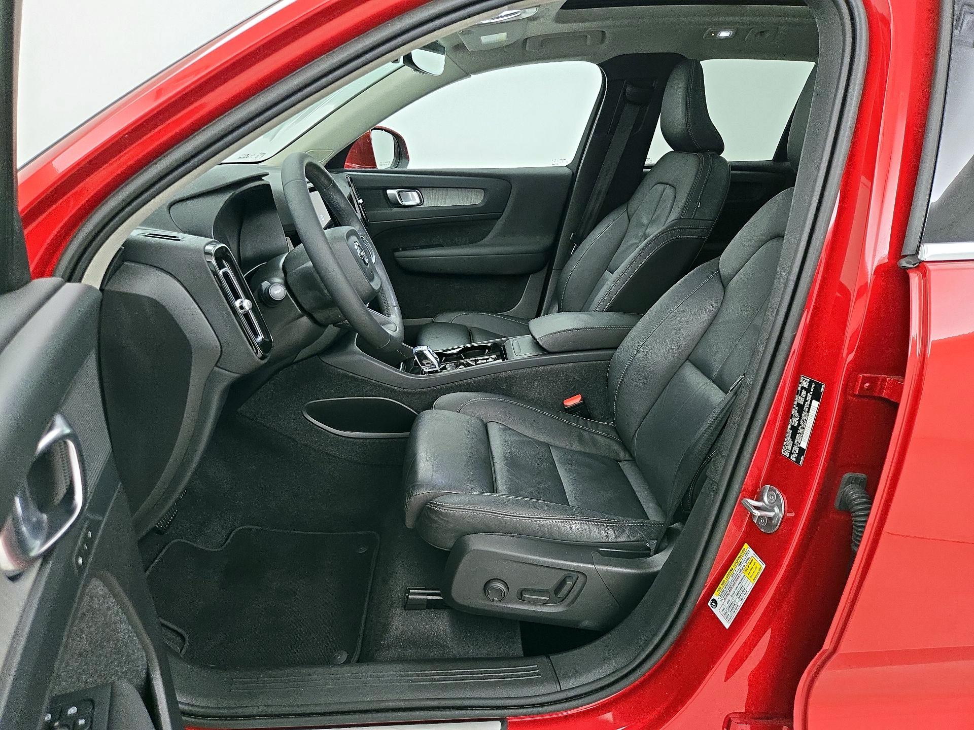 Thumbnail: 2023 Volvo XC40 - 11