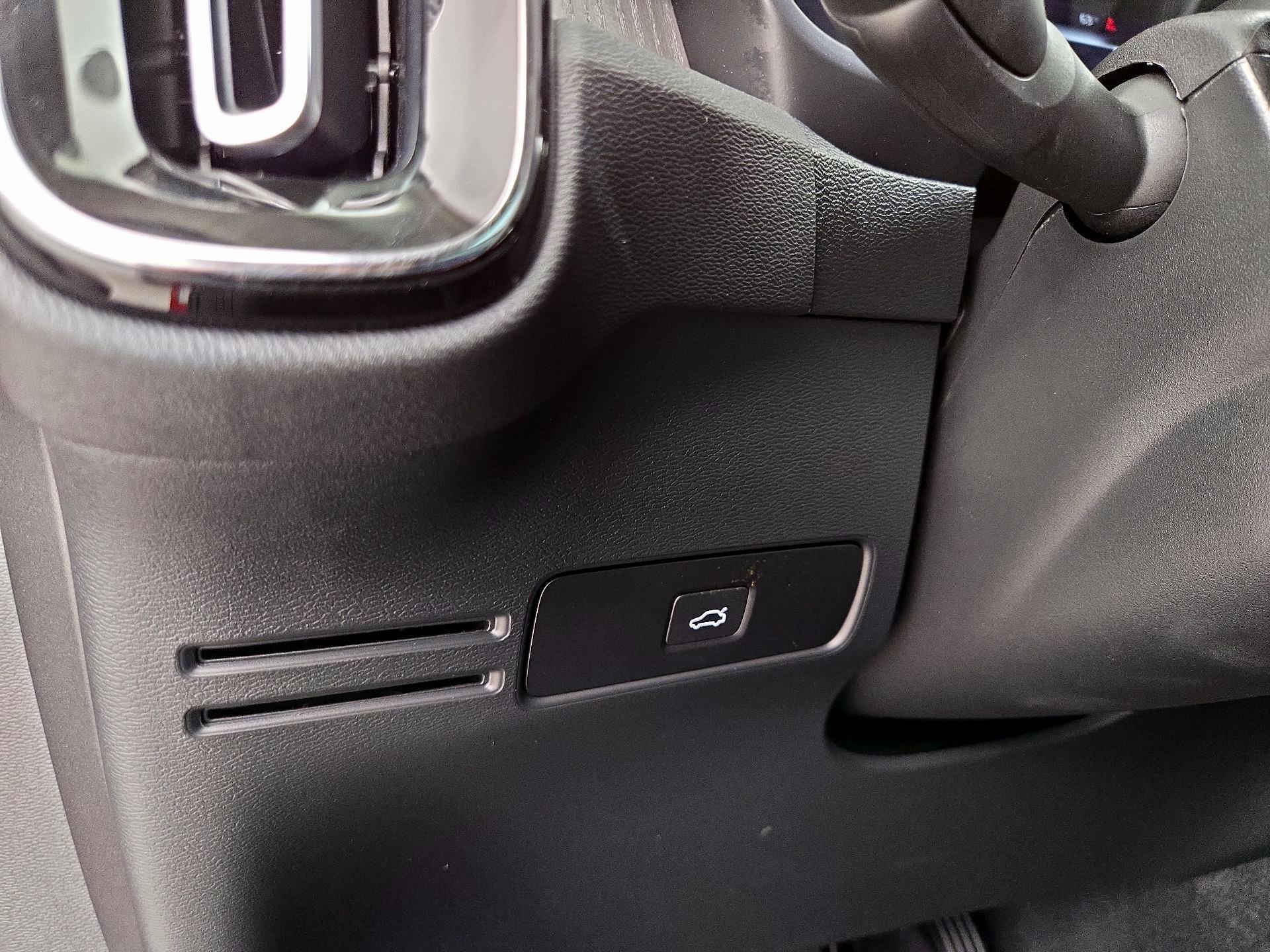 Thumbnail: 2023 Volvo XC40 - 13