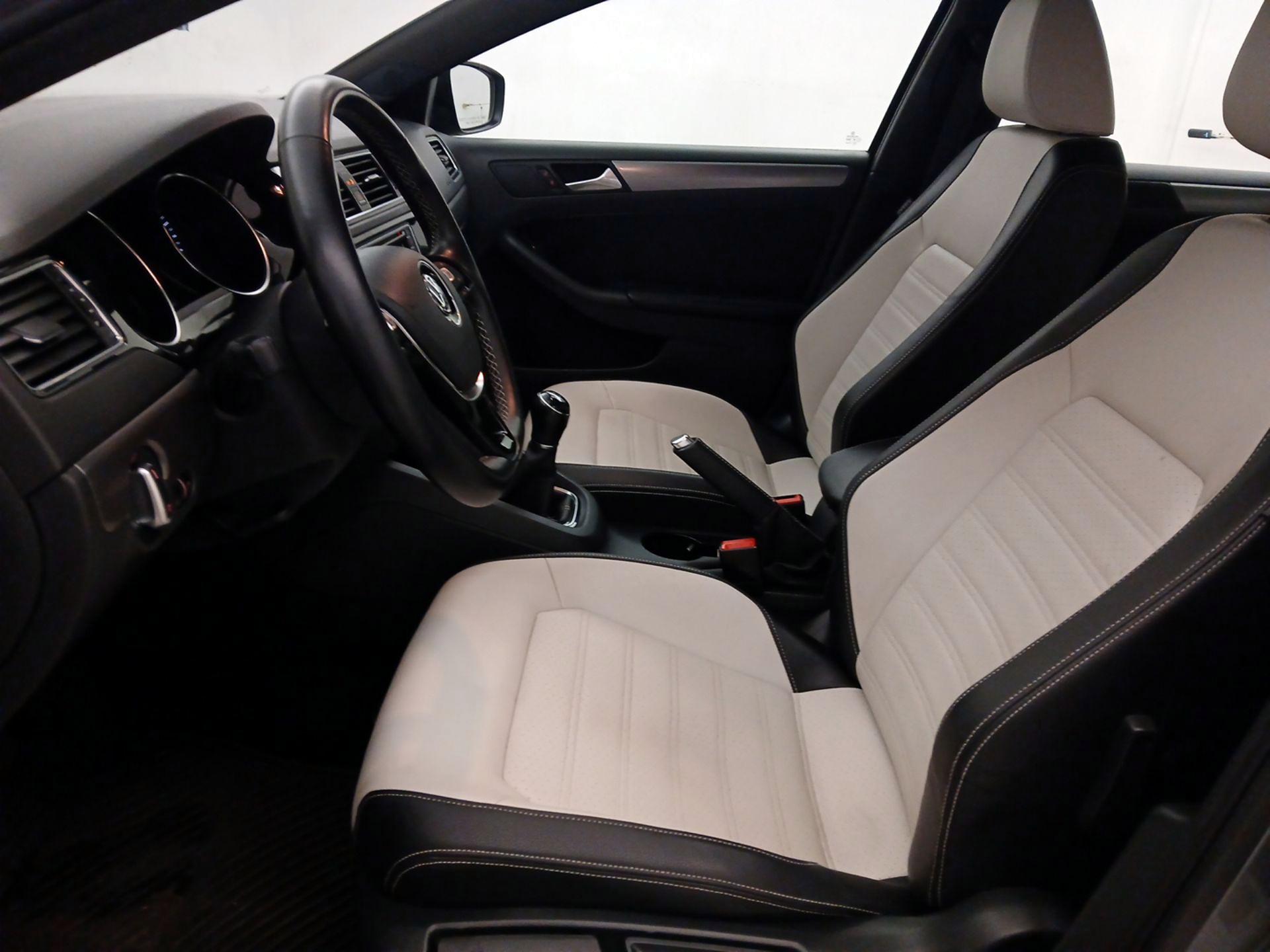 Thumbnail: 2016 Volkswagen Jetta - 9