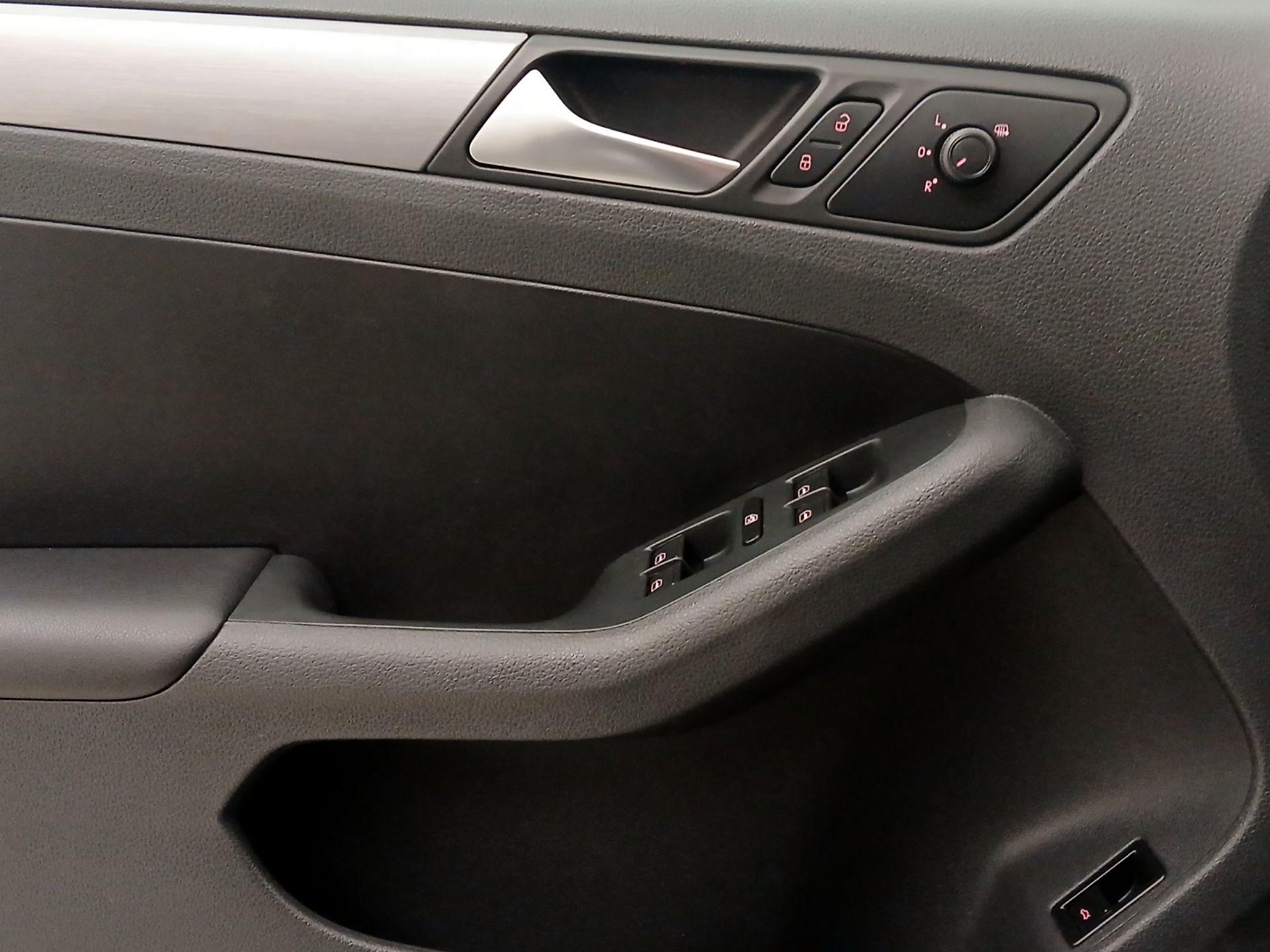 Thumbnail: 2016 Volkswagen Jetta - 10