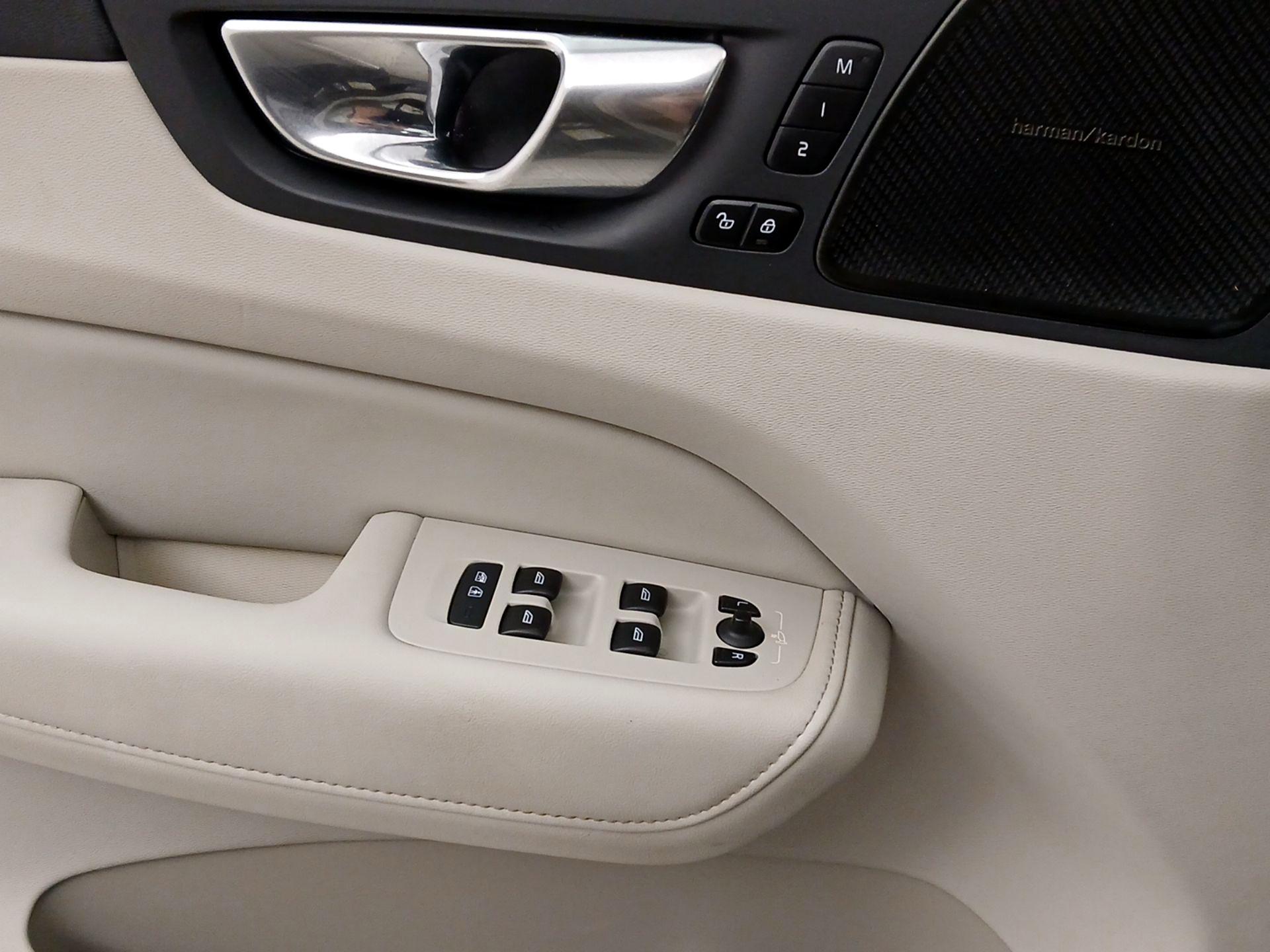Thumbnail: 2023 Volvo XC60 - 10
