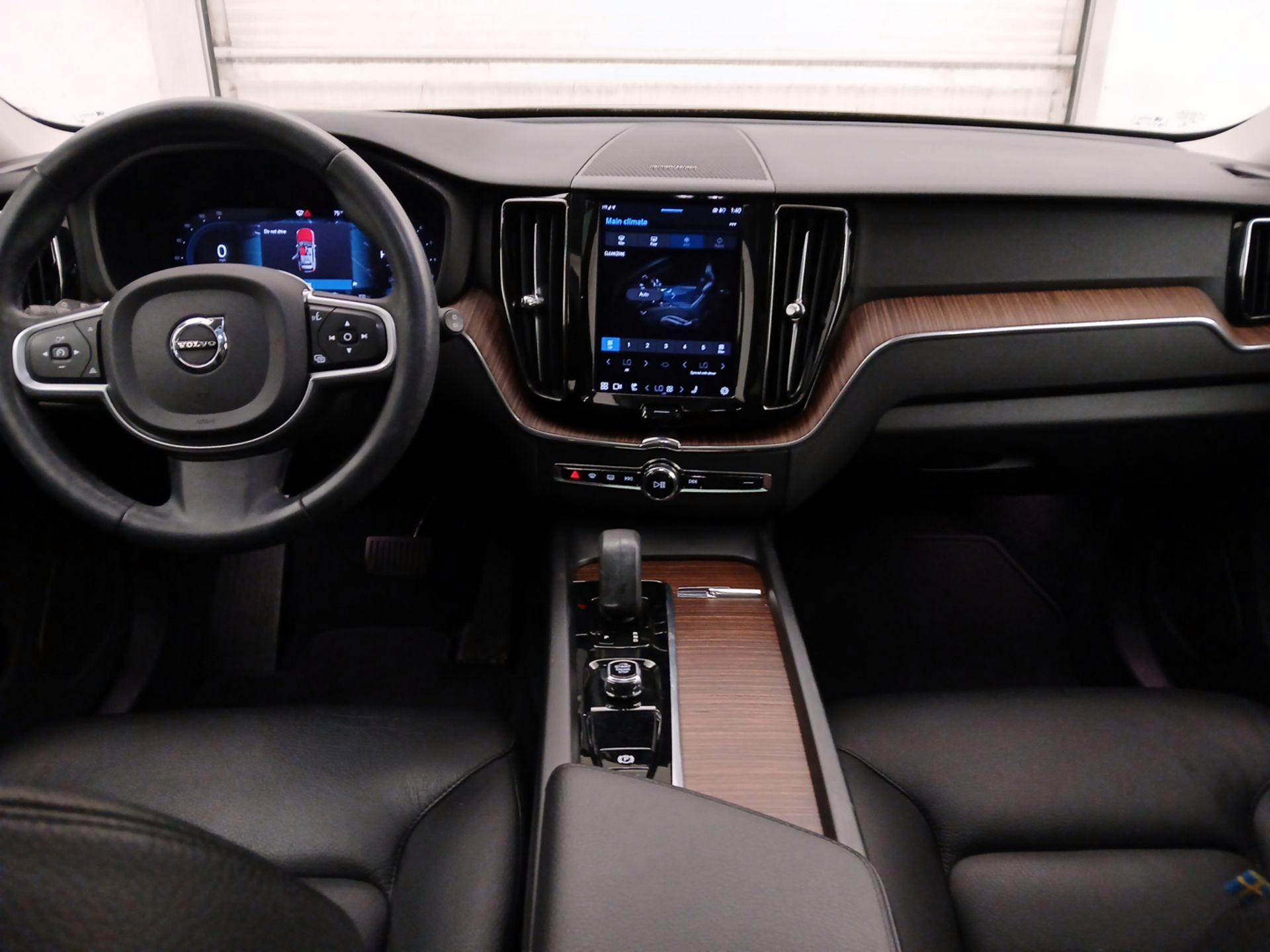 Thumbnail: 2022 Volvo XC60 - 8
