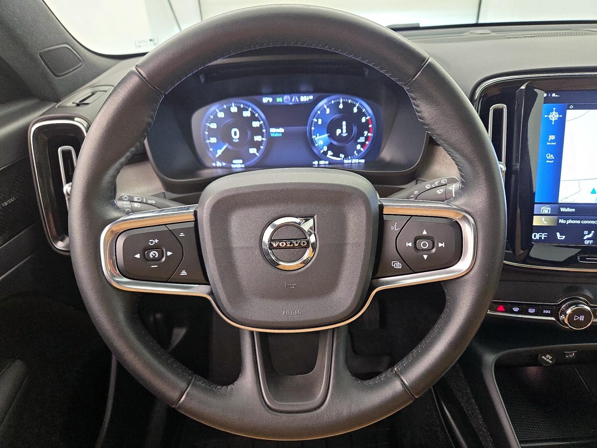 Thumbnail: 2021 Volvo XC40 - 10