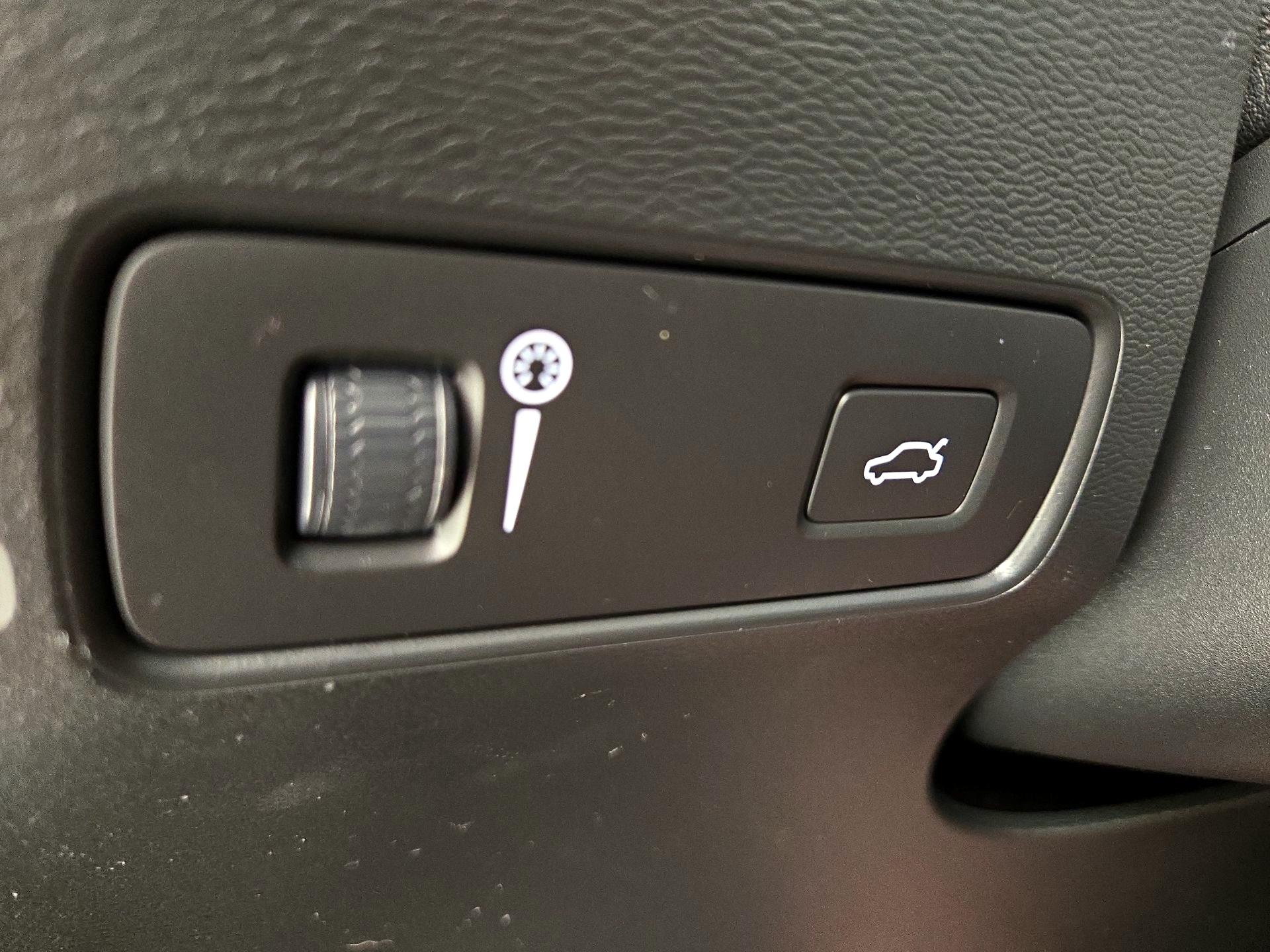 Thumbnail: 2021 Volvo XC40 - 13