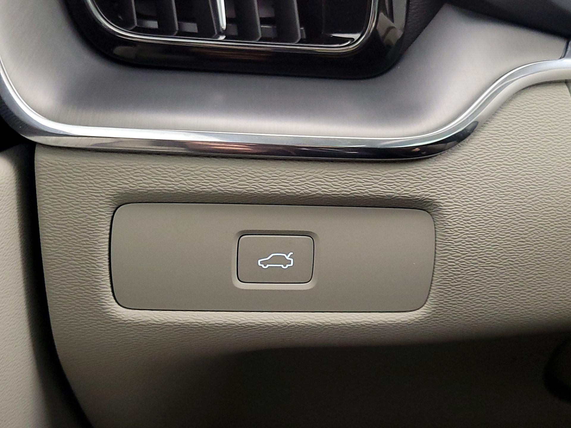 Thumbnail: 2023 Volvo XC60 - 13