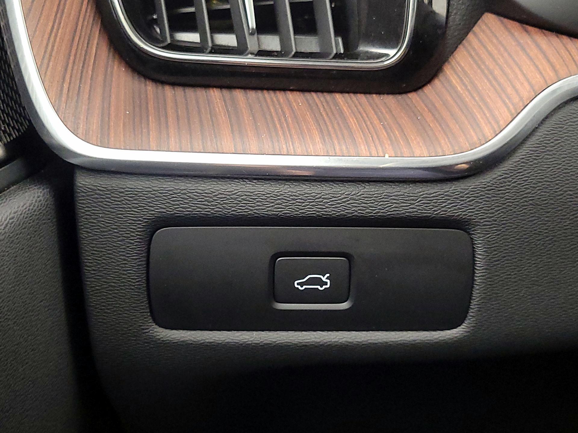 Thumbnail: 2023 Volvo XC60 - 13