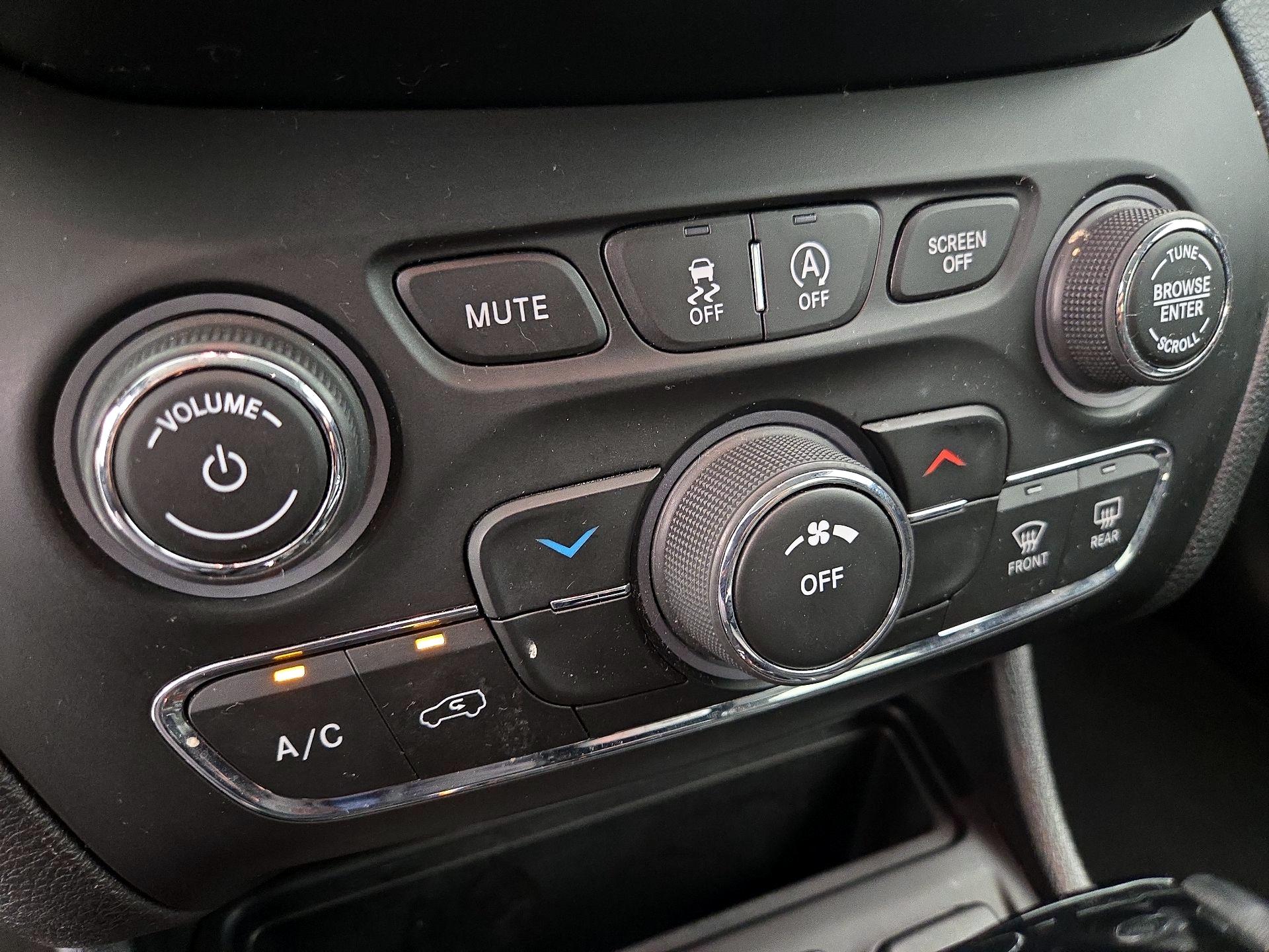Thumbnail: 2021 Jeep Cherokee - 16