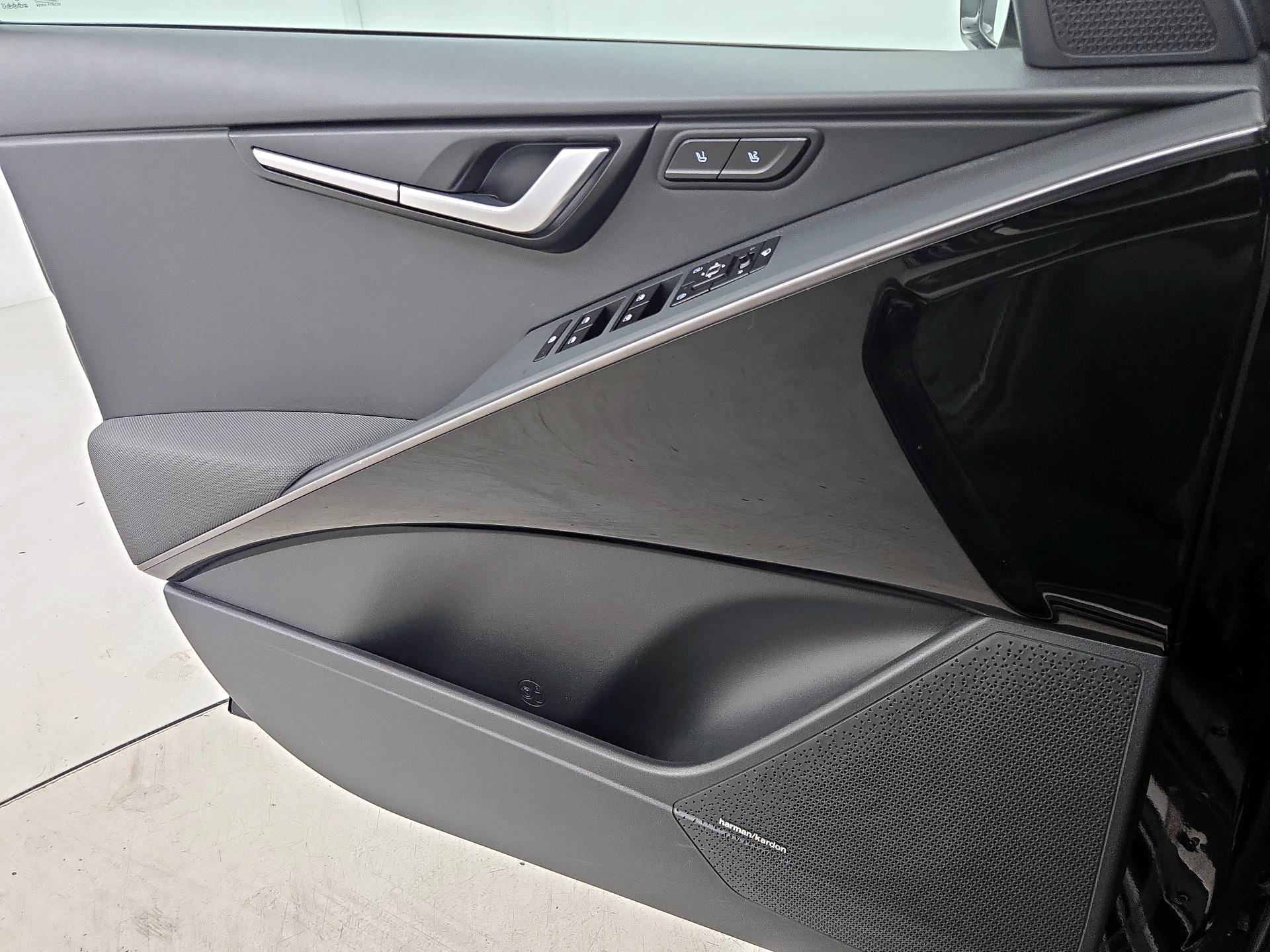 Thumbnail: 2023 Kia Niro - 12