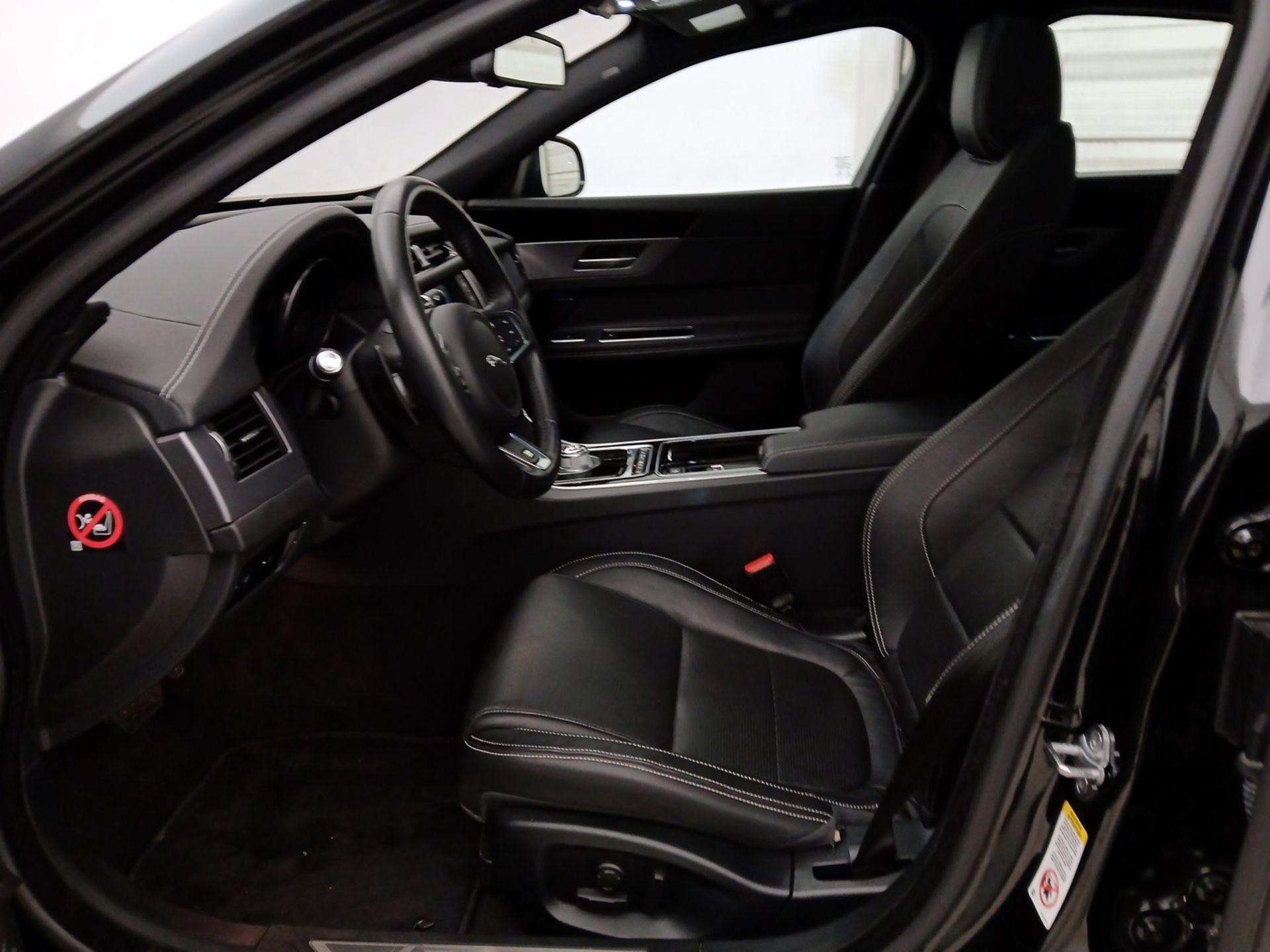 Thumbnail: 2016 Jaguar XF - 11