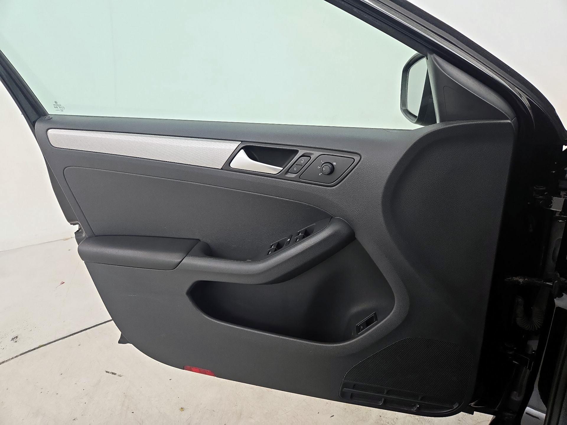 Thumbnail: 2015 Volkswagen Jetta - 12